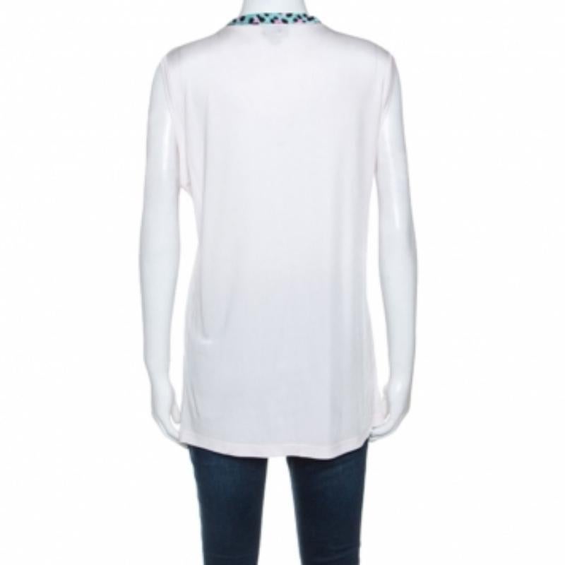 Design e qualità si fondono in questo top di Just Cavalli. Questo top rosa pallido fa una dichiarazione modesta ed emana un'atmosfera femminile con una bella stampa sul davanti e una scollatura rotonda colorata. Questo bellissimo top senza maniche