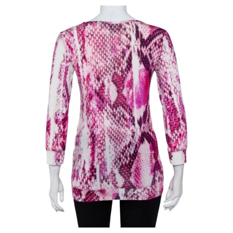 Easy to wear and style, this Just Cavalli t-shirt is a perfect example of quality separates that make a wardrobe luxurious. Crafted from fine material, this pink animal-printed t-shirt has a scoop neckline, long sleeves and a flattering fit.