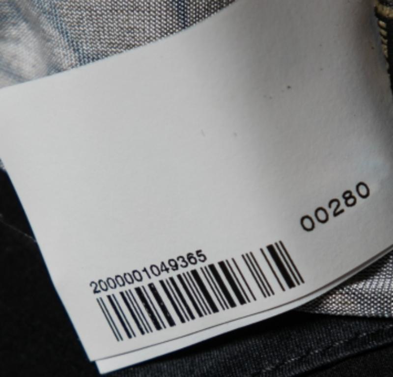 Presentato dalla Maison Just Cavalli, questo top è stato progettato per offrire eleganza e portamento! È cucito con tessuto jersey stampato rosa-oro, con un dettaglio pintuck che evidenzia la parte anteriore. Ha maniche lunghe, scollatura a V e