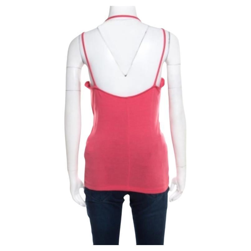 Ce débardeur rose de Just Cavalli présente un imprimé métallique sur le devant. Il est doté d'un dos profond et est sûr de vous donner une bonne coupe. Associez-le à un jean ou à un pantalon pour vos sorties décontractées entre amis.