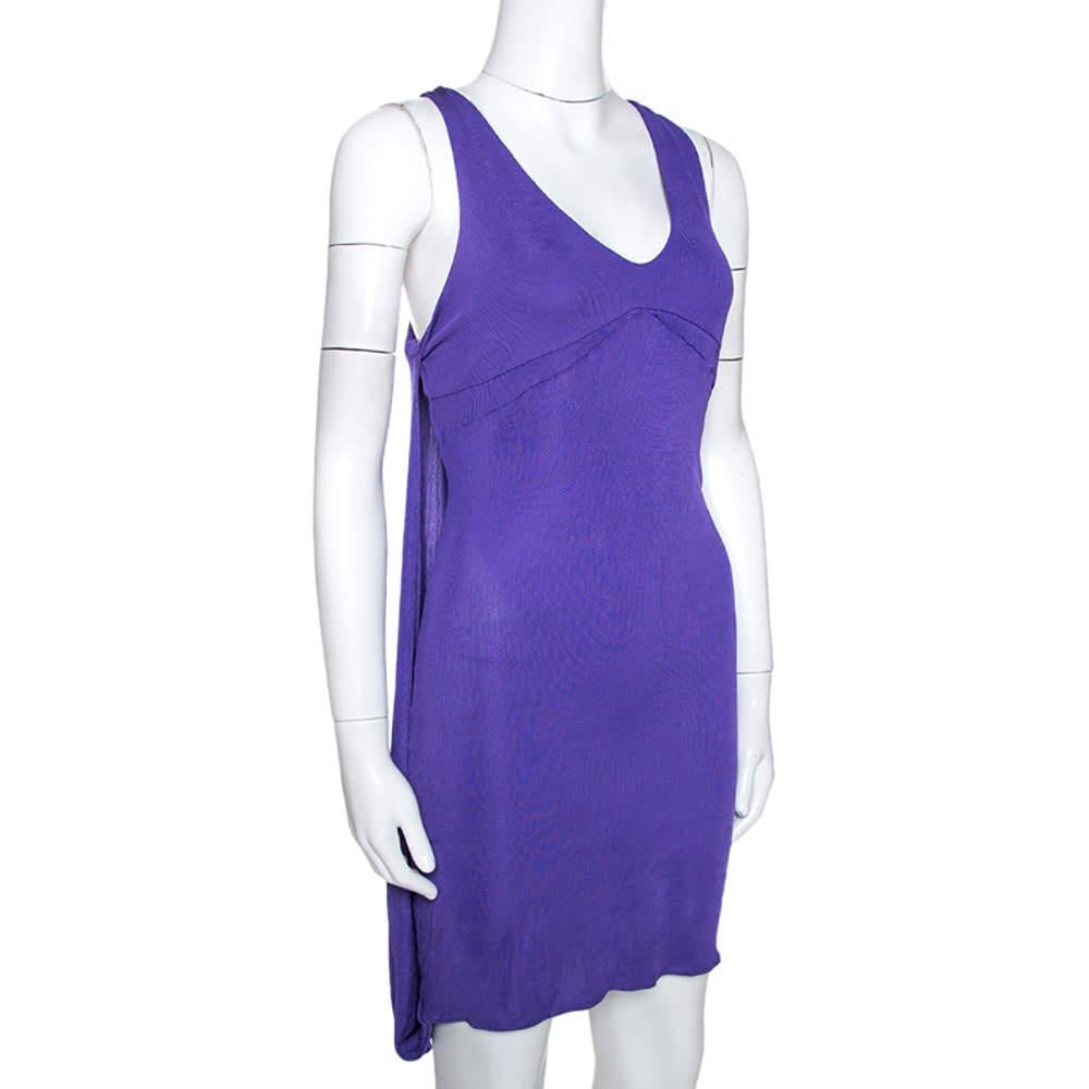 This purple dress is from the house of Just Cavalli. This dress wins with its feminine design of plunging neckline, well-designed rear and a fitted silhouette. It is sleeveless and has a short hem. 