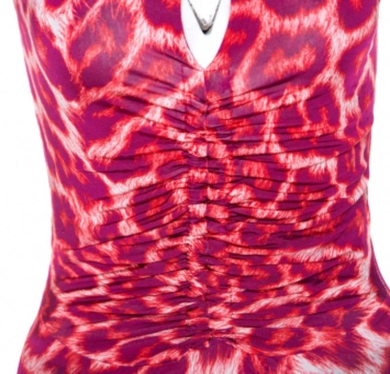 Eine Mischung aus Komfort und Stil, dieses Just Cavalli Oberteil ist genau das, was Sie erwarten würden. Mit diesem Kleidungsstück aus Mischgewebe können Sie die innere Fashionista in Ihnen zum Vorschein bringen. Es kommt mit Leopardenmuster, kurzen
