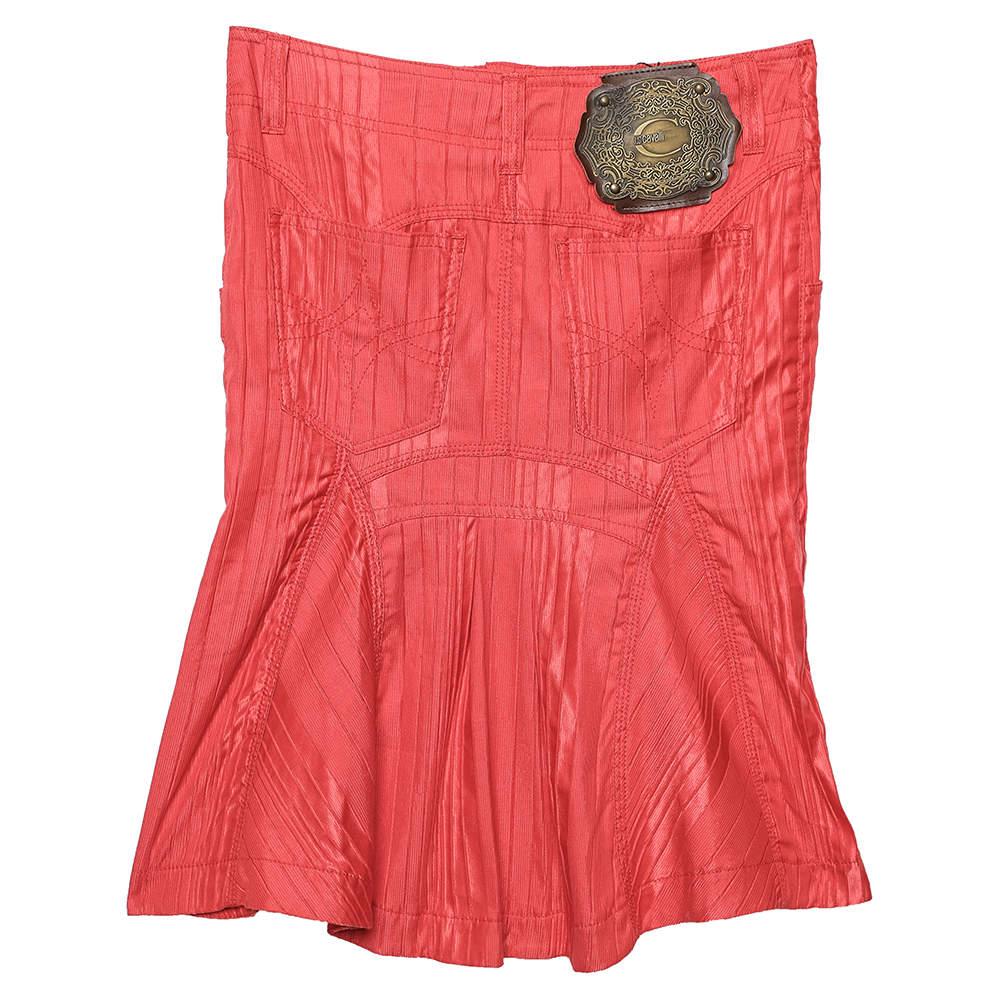 Trendy and stylish, this mini skirt from Just Cavalli will add an element of luxe and elegance to your attire. It is designed using red textured cotton and features contrasting buttoned accents on the front. It is equipped with a buttoned closure. 