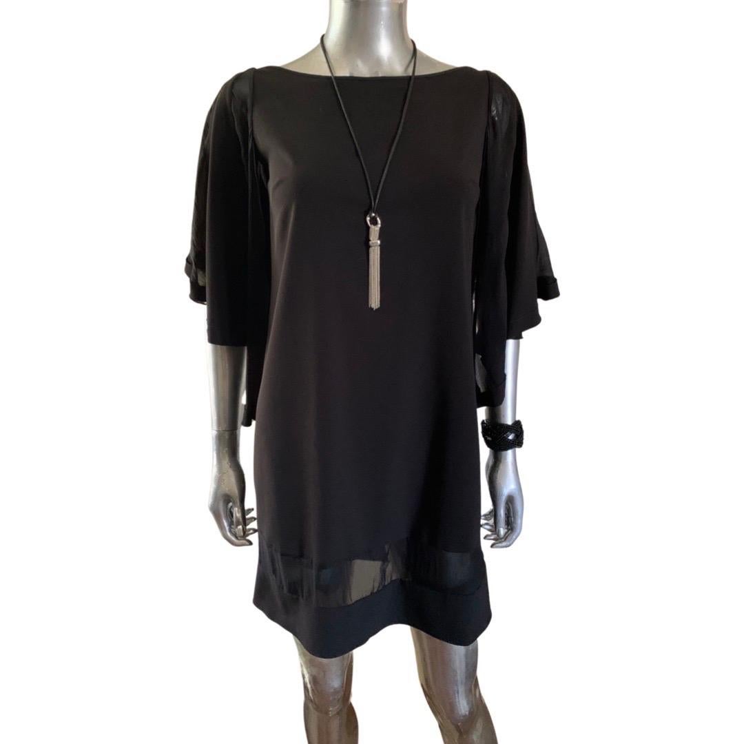 Ein kokettes, sexy kleines Schwarzes, entworfen von Roberto Cavalli für das Label Jusr Cavalli. Das Kleid in italienischer Größe 38, US-Größe 4, ist aus schwarzer Seide gefertigt. Der ungewöhnliche Rüschenärmel, der an den tiefen V-Rücken angesetzt