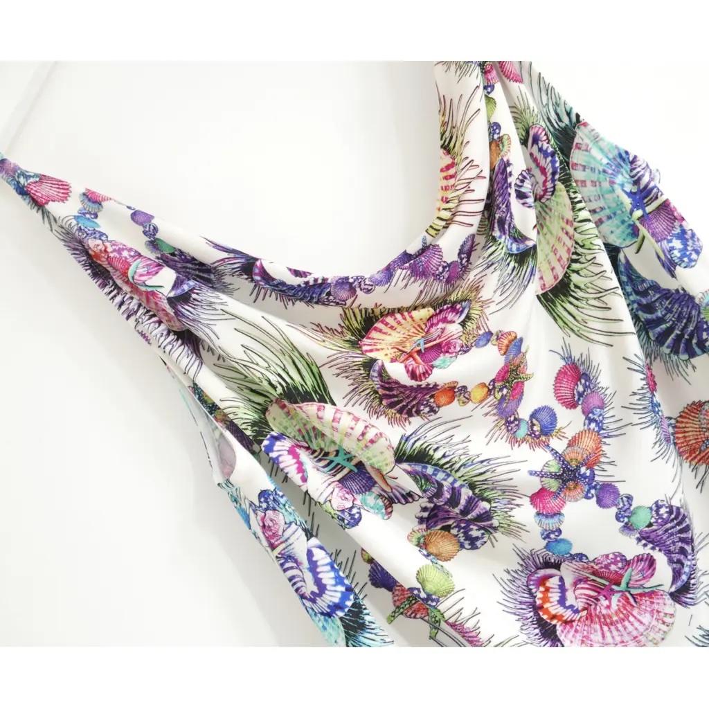 Camiseta de tirantes Just Cavalli con cuello drapeado y estampado de conchas. Nuevo con etiquetas. Confeccionada en punto elástico de viscosa blanca con un bonito estampado de conchas de inspiración botánica. Tiene un corte fluido con escote