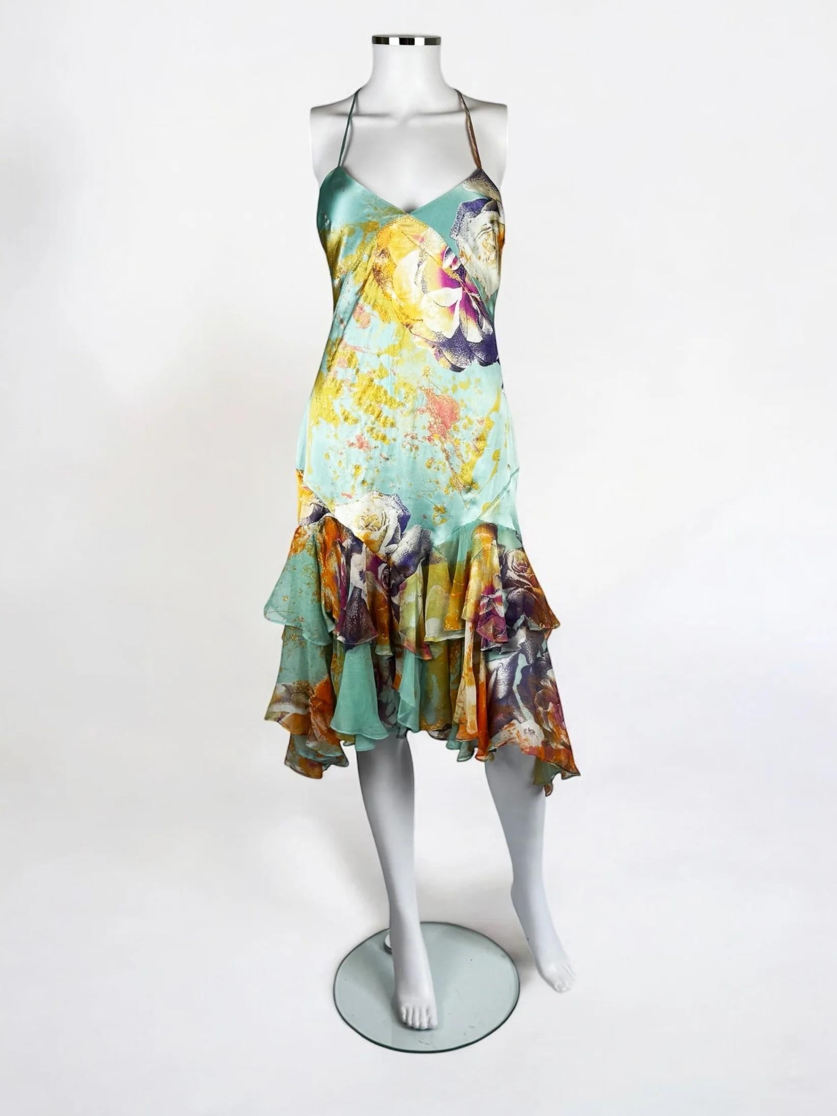 Vestido multicolor azul de seda Just Cavalli by Roberto Cavalli, circa 2004
Tirantes finos que se unen como una espalda deportiva 
Cuerpo de satén de seda con dobladillo asimétrico de gasa de seda 
93% seda 7% elastán
Se cierra con una cremallera