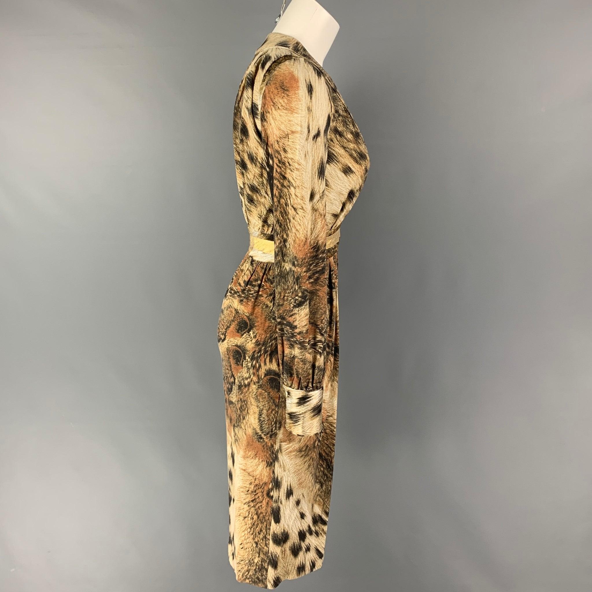 Das Kleid von JUST CAVALLI aus einer beige-braun marmorierten Viskosemischung hat einen plissierten Stil, einen V-Ausschnitt, Schlitztaschen und einen seitlichen Reißverschluss.
Sehr gut
Gebrauchtes Zustand. 

Markiert:   38 

Abmessungen: 

