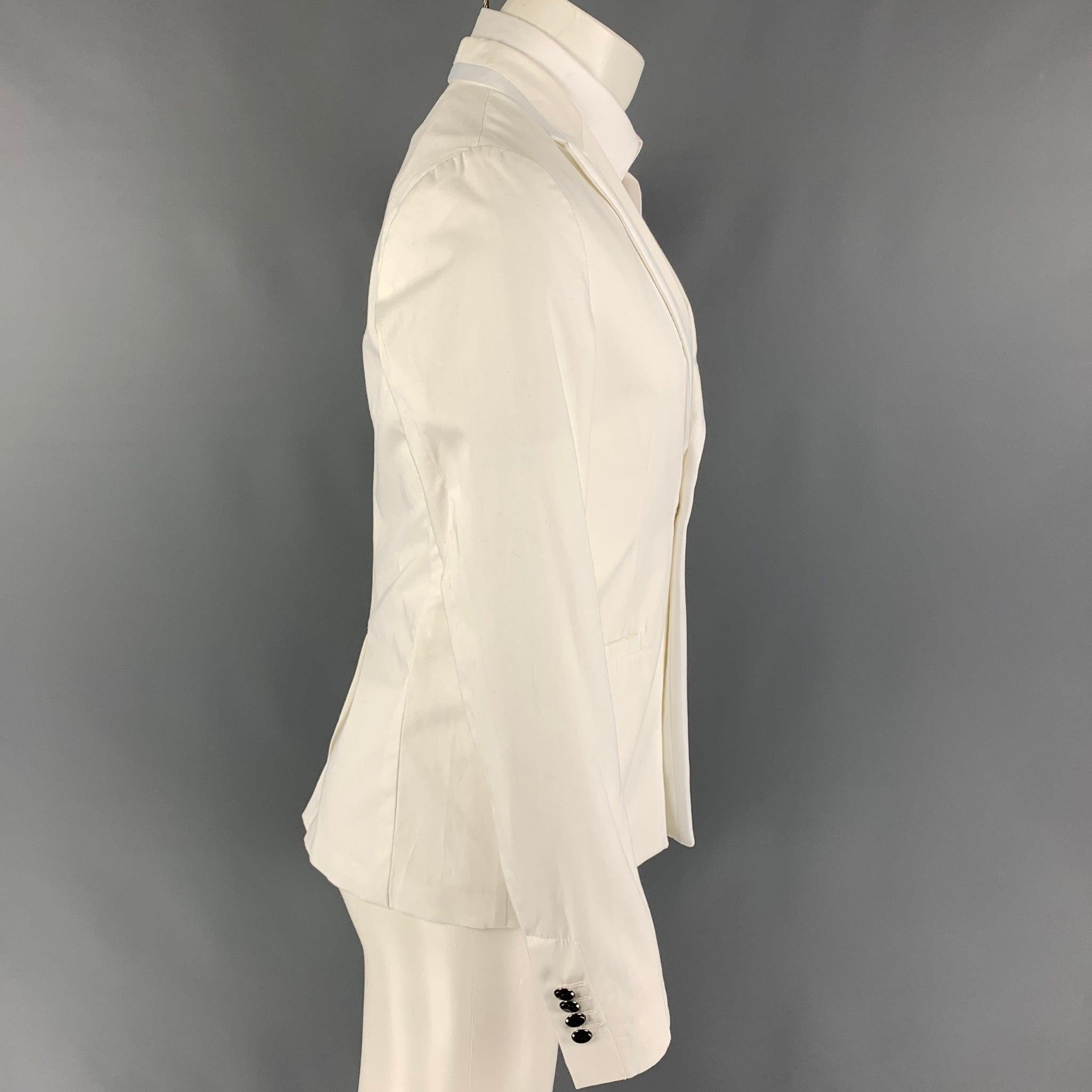 JUST CAVALLI sport coat comes in a white cotton featuring a peak lapel, slit pockets, single back vent, and a single button closure. Made in Italy. Very Good Pre-Owned Condition. 

Marked:   48 

Measurements: 
 
Shoulder: 17 inches Chest: 38 inches