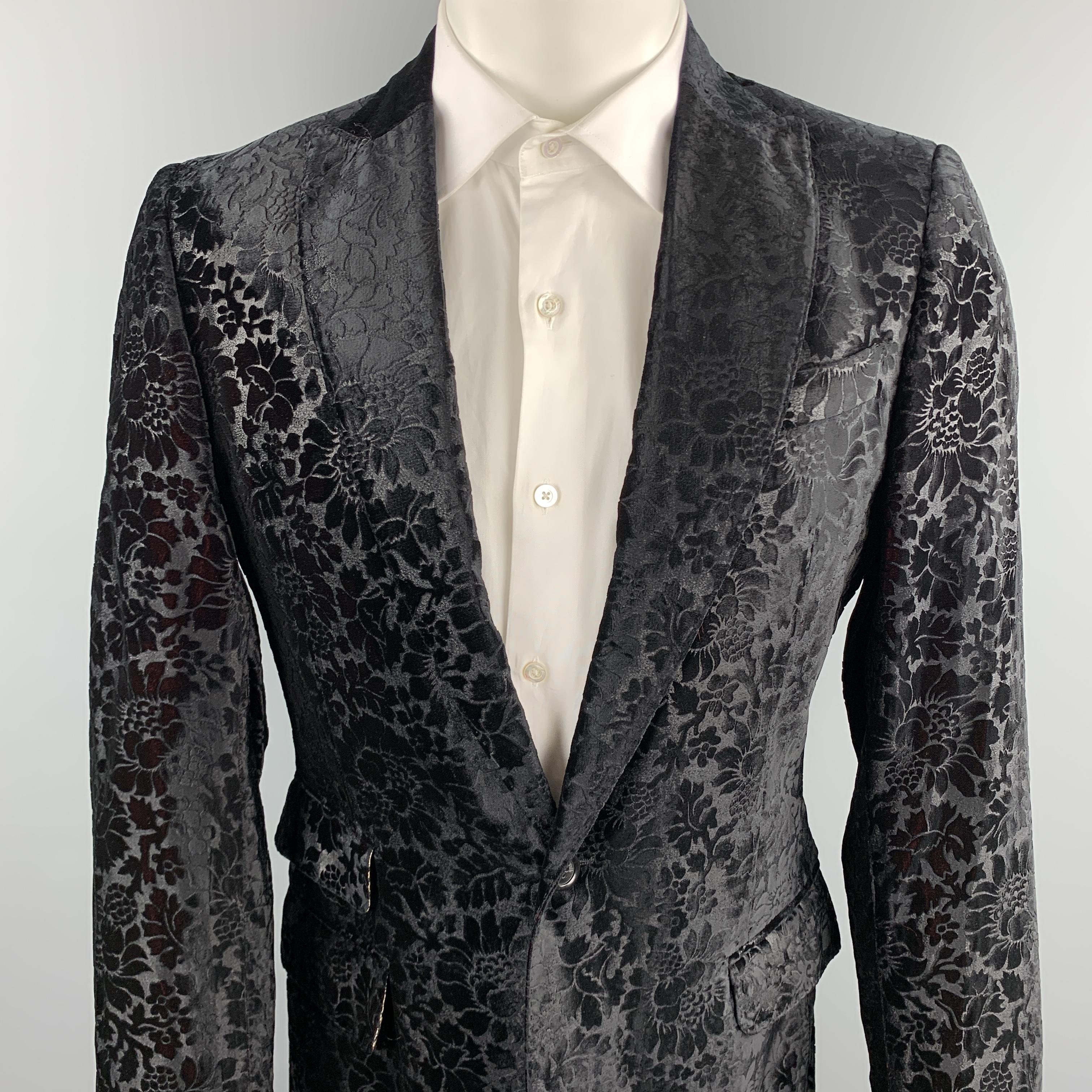 JUST CAVALLI sport coat comes in a black & burgundy floral virgin wool featuring a peak lapel style, flap pockets, snake print liner, and a single button closure. Made in Italy.

Excellent Pre-Owned Condition.
Marked: IT 50

Measurements:

Shoulder: