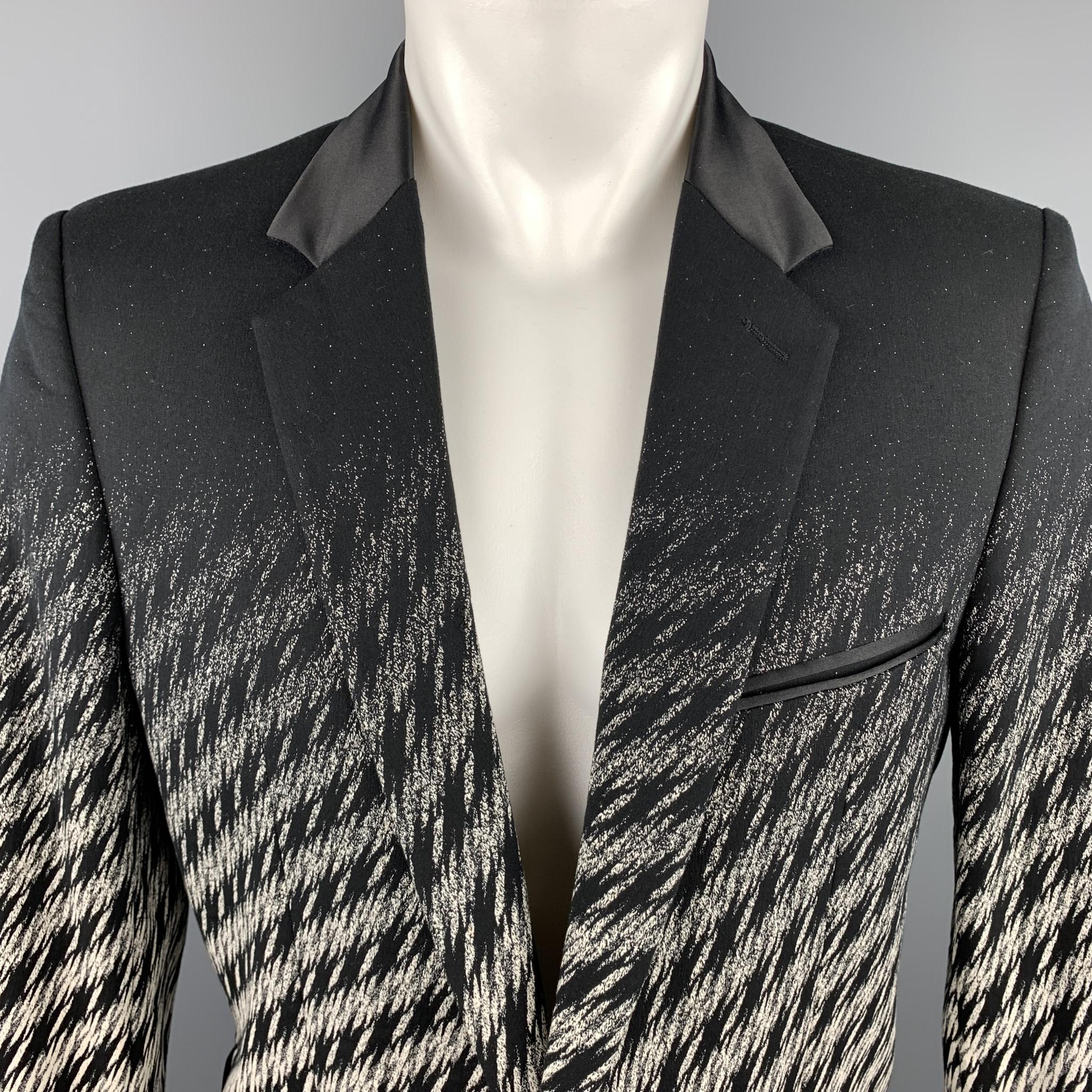 JUST CAVALLI sport coat comes in woven cotton blend with a notch lapel, single breasted, two button front, andr black and white ombre effect houndstooth print. Made in Italy.

Excellent Pre-Owned Condition.
Marked: IT 52

Measurements:

Shoulder: