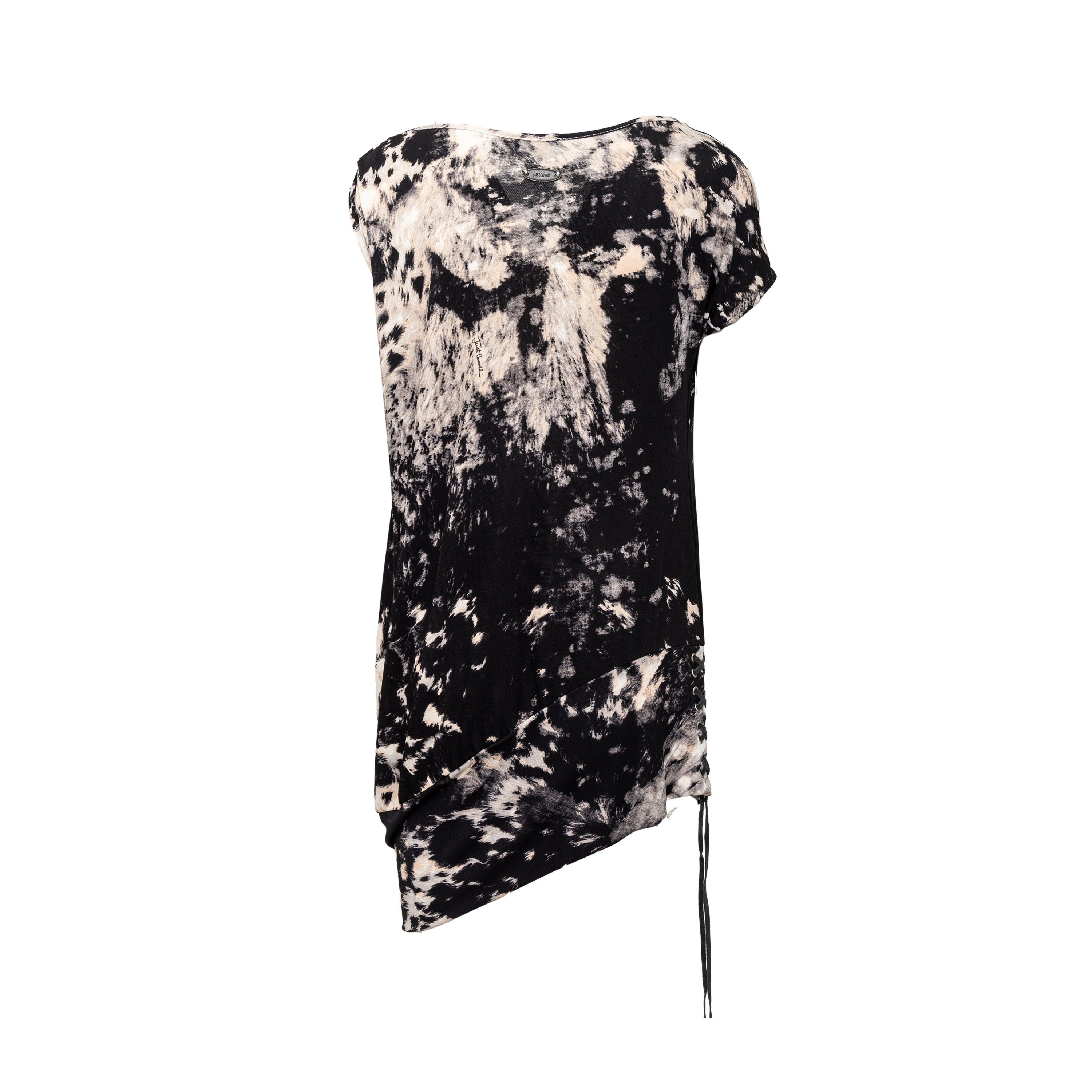 Conçue par Just Cavalli, cette robe à volutes tie-dye est d'une grande sophistication. Le design des manches courtes et asymétriques est à la fois élégant et confortable, tandis que le col bénitier ajoute une touche de