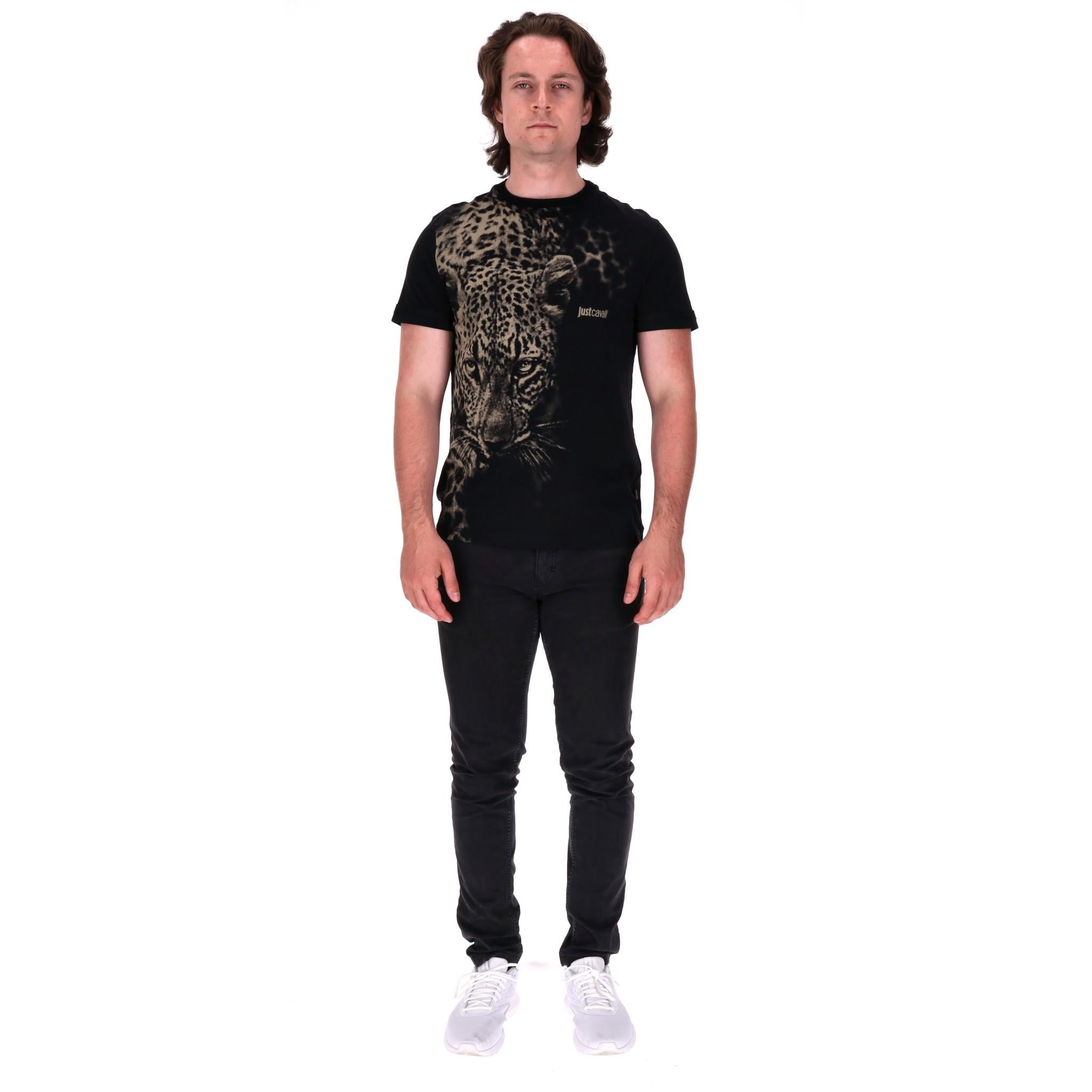 Just Cavalli Tiger Print Cotton T-Shirt

Black short-sleeved top designed with signature tiger print to the front.

Featuring crew neckline and slim-fit silhouette.

Size – L

Condition – Very Good

Composition – 100% Cotton