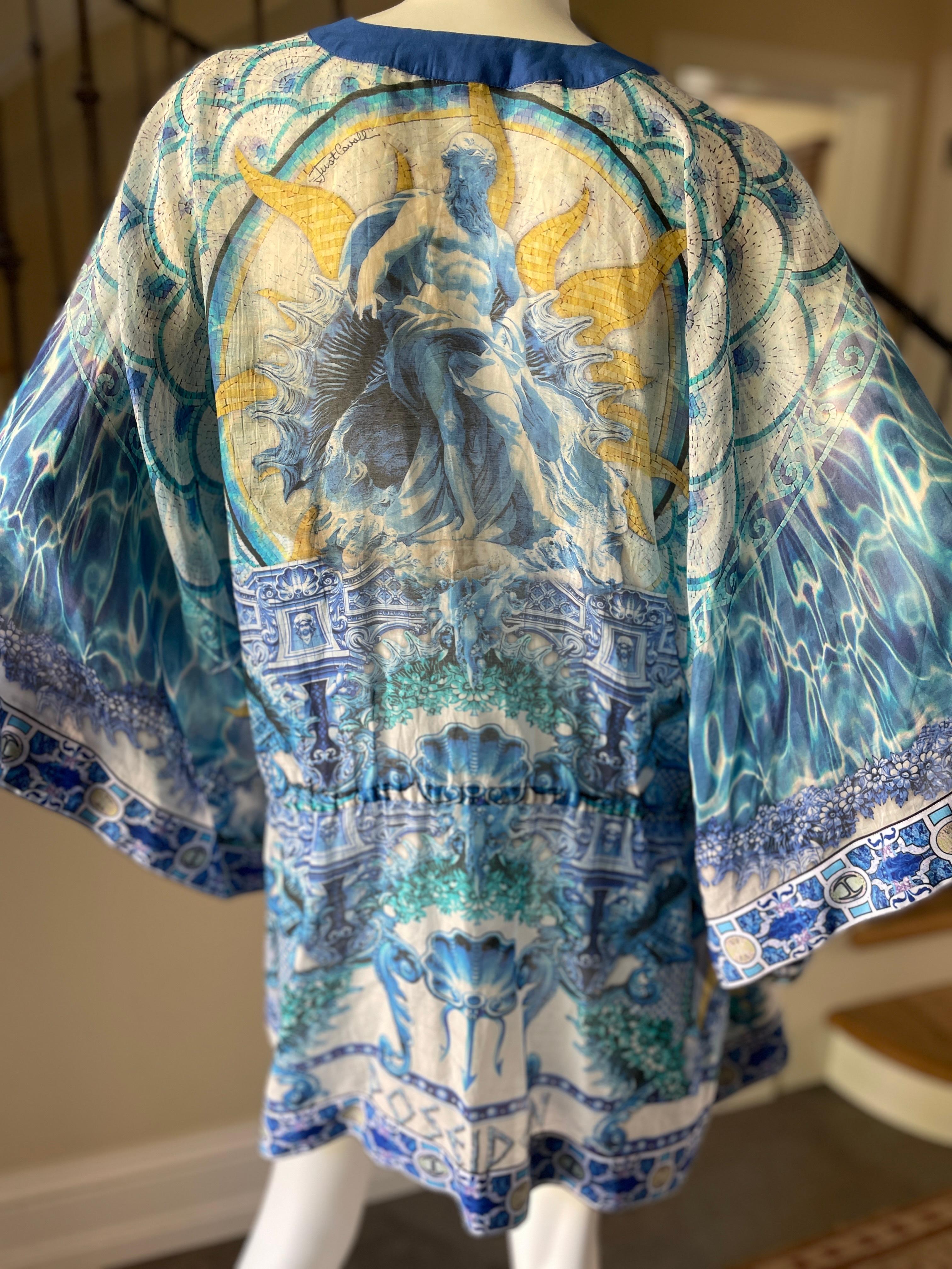 Just Cavalli Vintage-Kaftan mit „Poseidon“-Druck für den Strand von Roberto Cavalli
Sz S, aber die Größe ist sehr großzügig, eine Größe passt für alle
 Das ist so hübsch, sieht bei einem lebenden Modell besser aus.
Büste 45