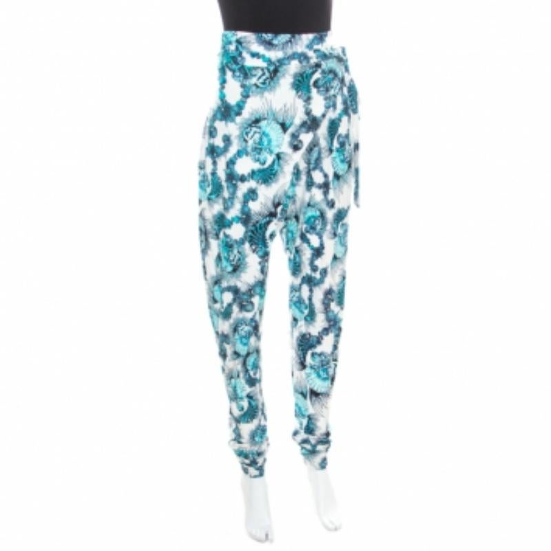 Estos pantalones se han confeccionado para ofrecer un aspecto agradable y fresco. Son de Roberto Cavalli y llevan estampados de conchas por todas partes en blanco y azul, así como detalles de drapeado en la parte delantera. Los pantalones son