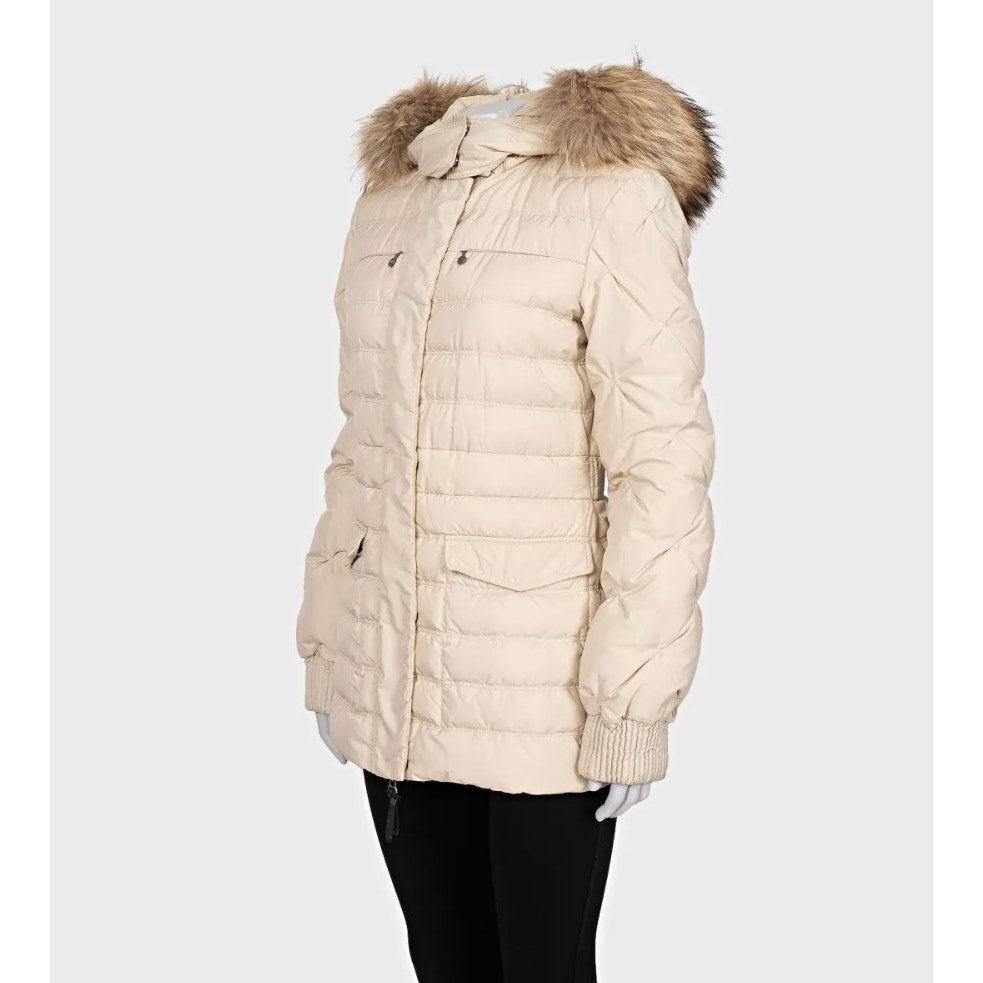 Resta al caldo e alla moda con questo bellissimo cappotto aderente in piuma di Just Cavalli! Questo cappotto presenta un cappuccio in pelliccia di procione staccabile, una chiusura con zip e bottoni a pressione e una silhouette aderente. Perfetto