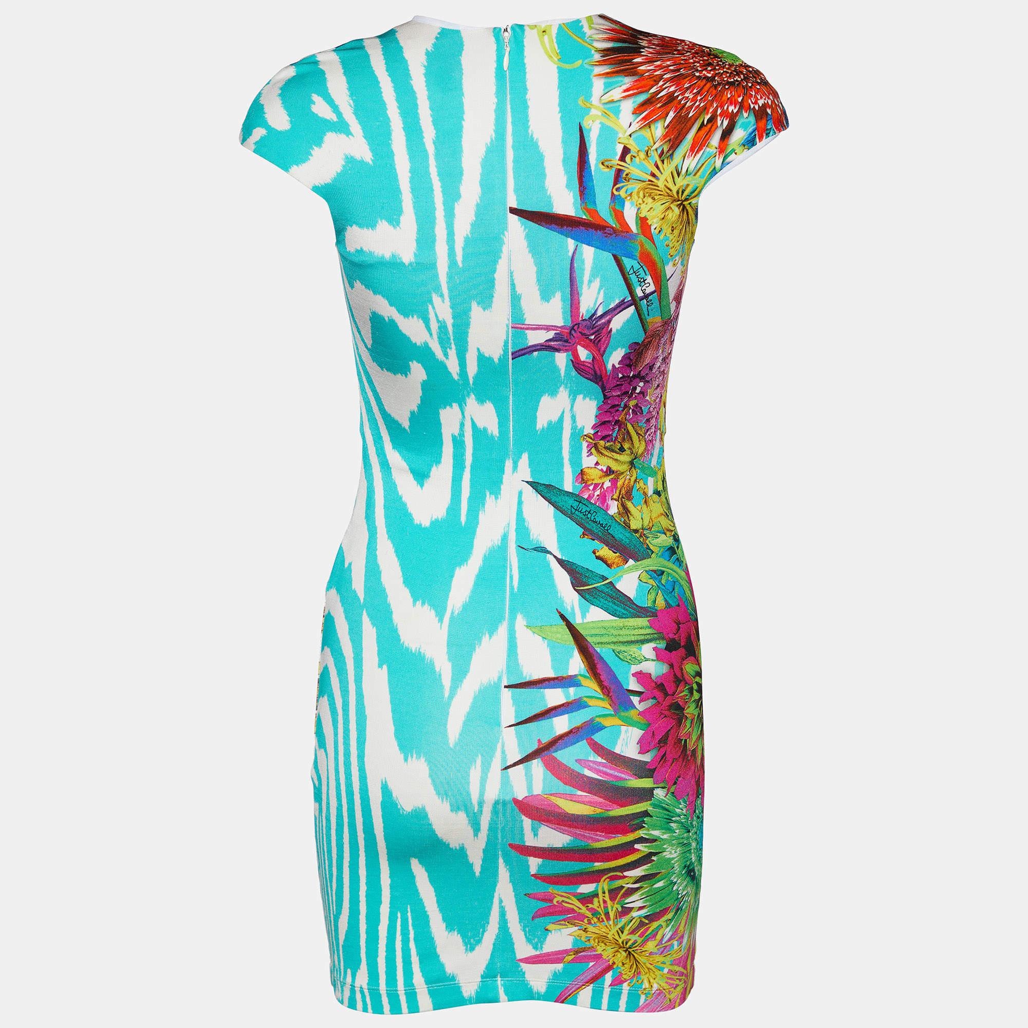 Sfoggia un look elegante indossando questo bellissimo abito firmato Just Cavalli. Realizzato su misura con un tessuto pregiato, questo abito ha una silhouette chic per una vestibilità da incorniciare. Abbina la creazione con accessori chic e