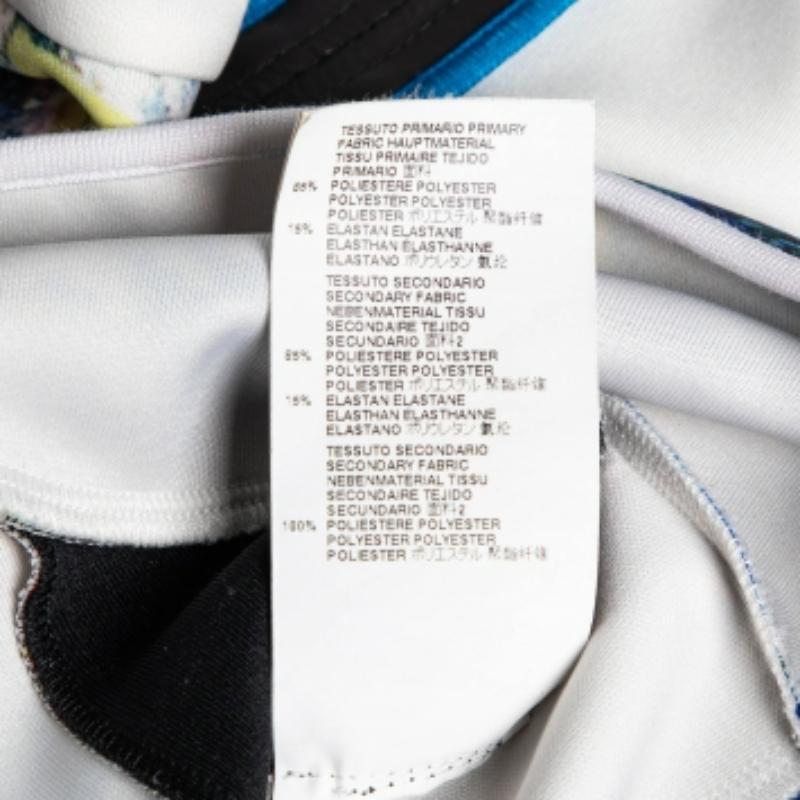 Les imprimés de type peinture sur le devant confèrent à ce haut un attrait particulier. La silhouette est bien taillée et simple pour vous permettre de l'associer facilement à des jeans, des pantalons de tailleur et des jupes.