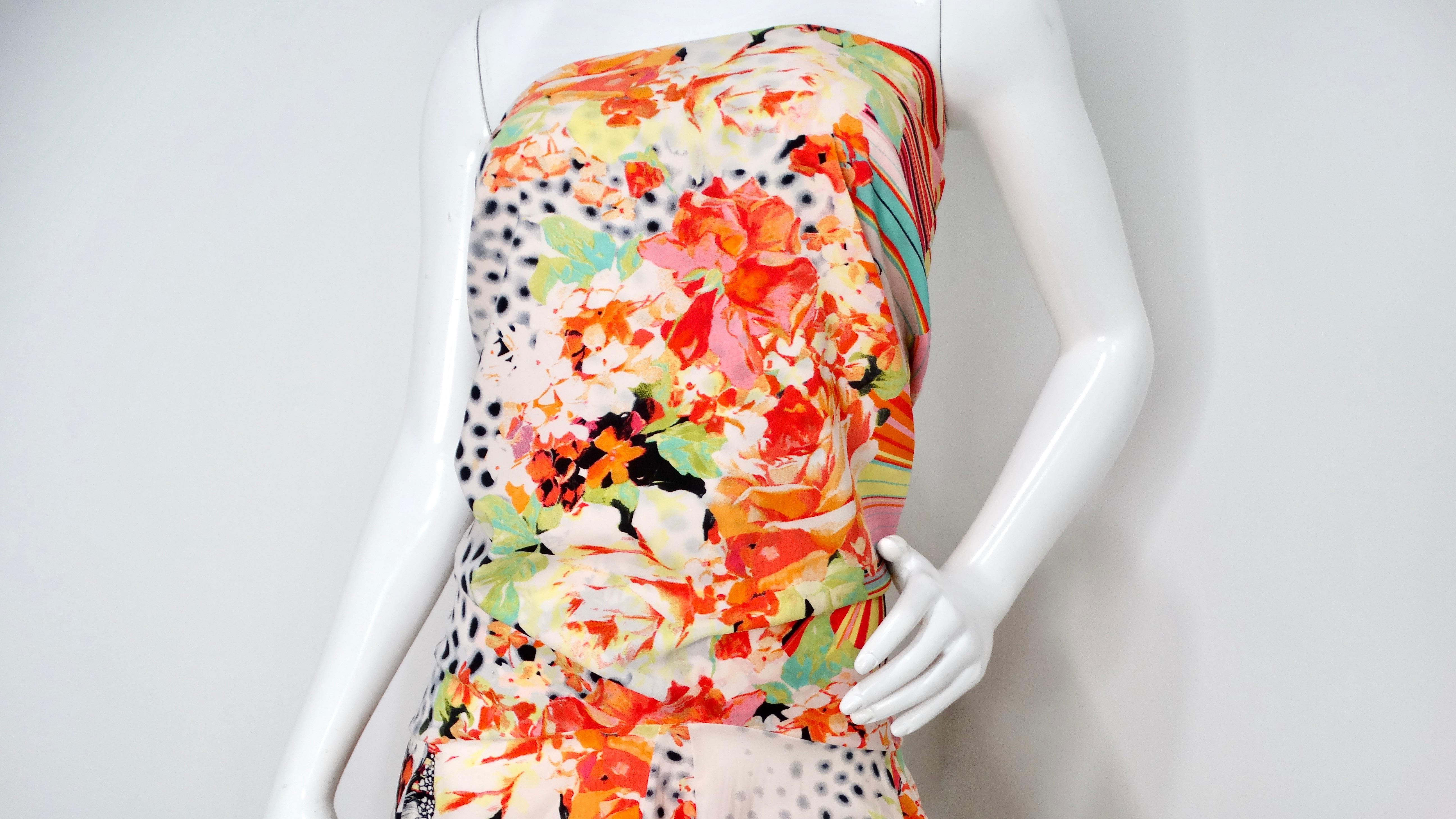 Adéntrate en un vibrante mundo de moda con el Vestido sin mangas con estampado floral multicolor Y2K de Just Cavalli, un impresionante reflejo del estilo ecléctico de principios de la década de 2000. Este cautivador vestido presenta un elegante