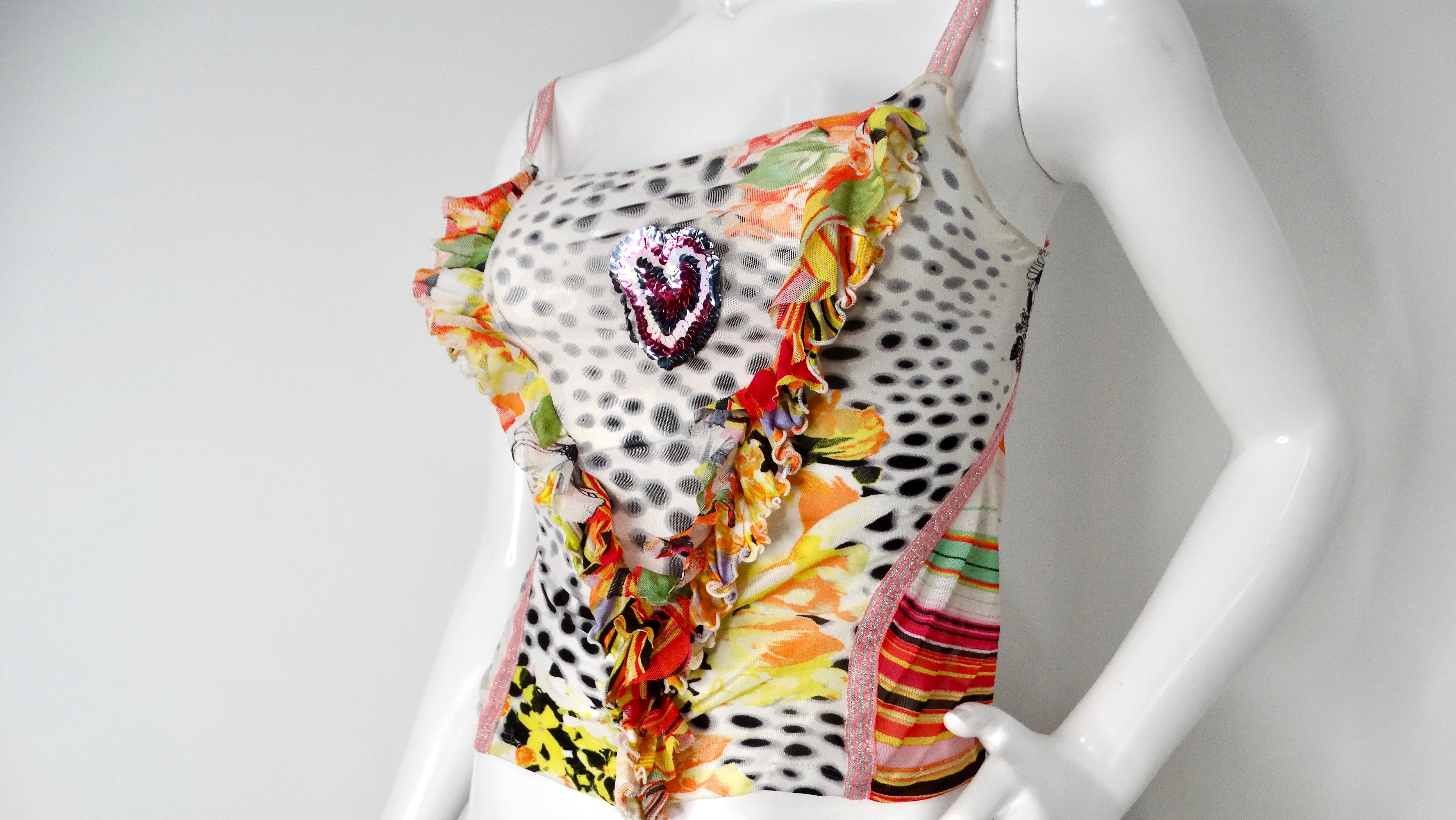 Libérez votre côté ludique avec le débardeur en maille à volants et imprimé floral abstrait multicolore Just Cavalli Y2K. Cette pièce vibrante présente un mélange accrocheur d'imprimés floraux et animaux, insufflant à votre garde-robe une explosion
