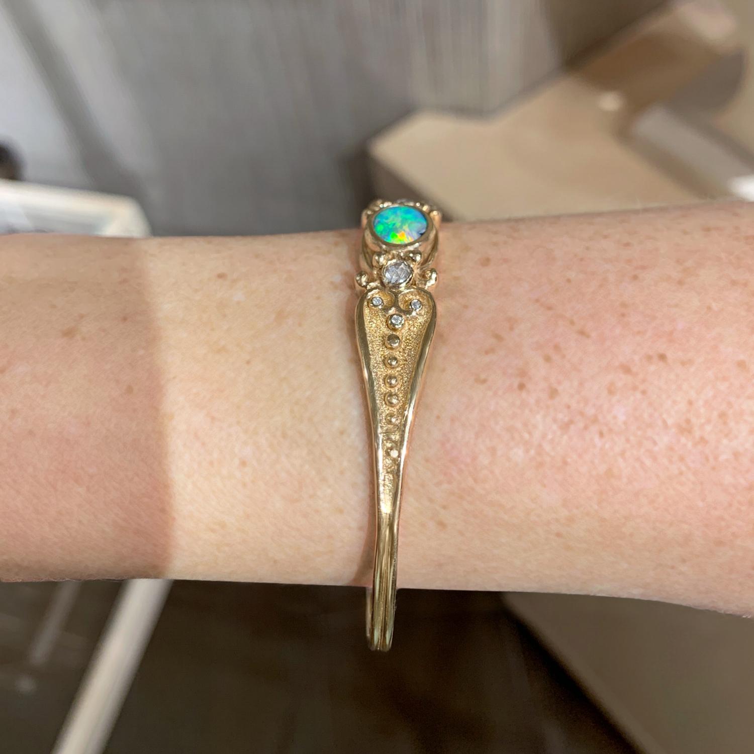 Manschettenarmband aus Gelbgold mit schwarzem Opal und weißen Diamanten im Art déco-Stil, Just Jules (Cabochon) im Angebot