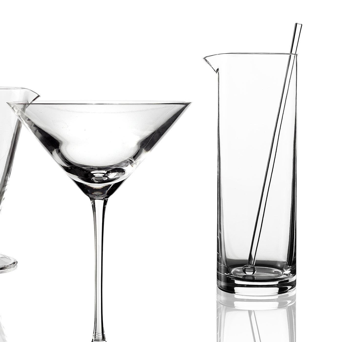Esta elegante copa de martini es pura perfección en las armoniosas proporciones entre el fino tallo y el delicado cuenco con su tradicional forma cónica. Esta pieza de cristal transparente, un complemento impresionante para cualquier mueble bar,