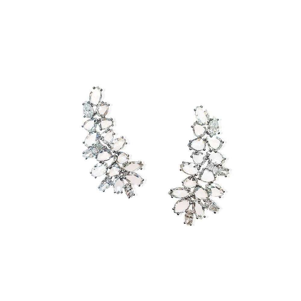 Un paio di splendidi orecchini da orecchio con diamanti bianchi a grappolo da 9,74 carati. 
Incastonato con 38 diamanti di forma mista. Incastonato in oro bianco 18 carati lucido. La configurazione e il posizionamento delle gemme sono sapientemente