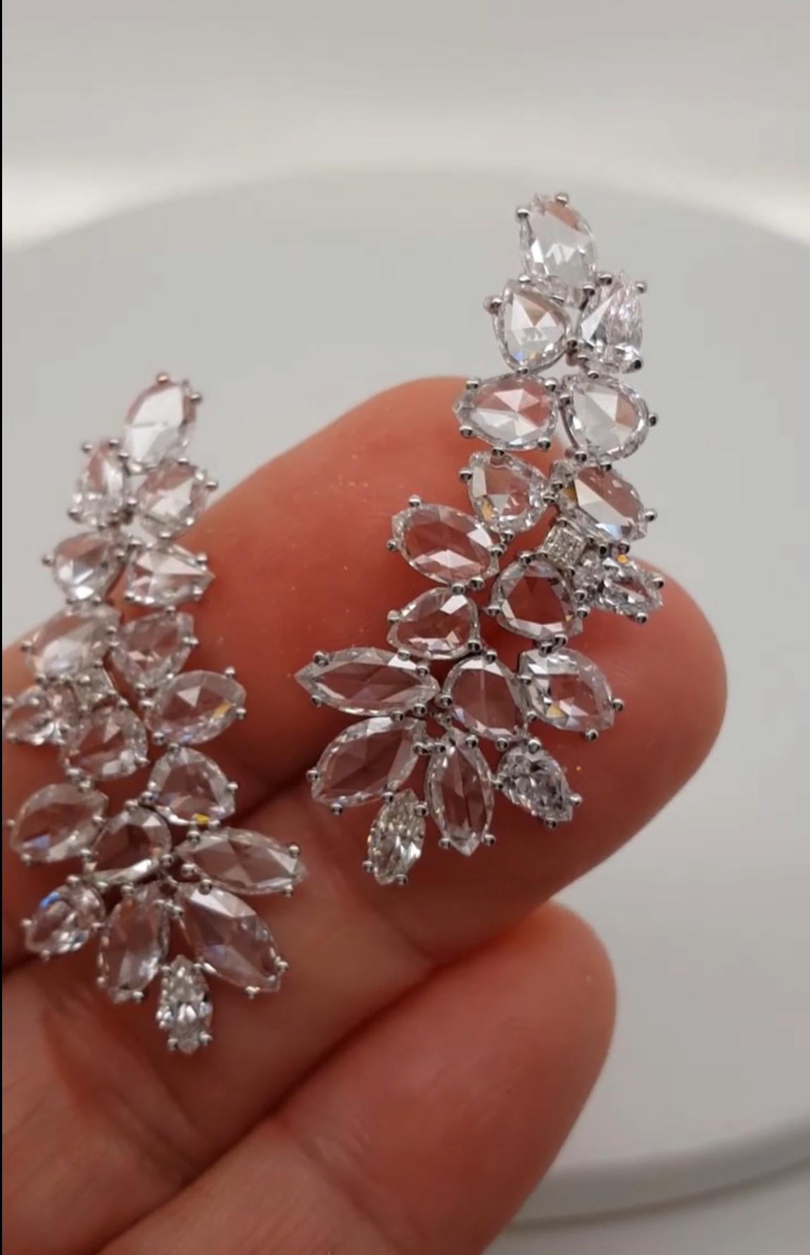 Contemporaneo Orecchini a foglia con diamante naturale da poco meno di 10 carati in oro 18 carati in vendita