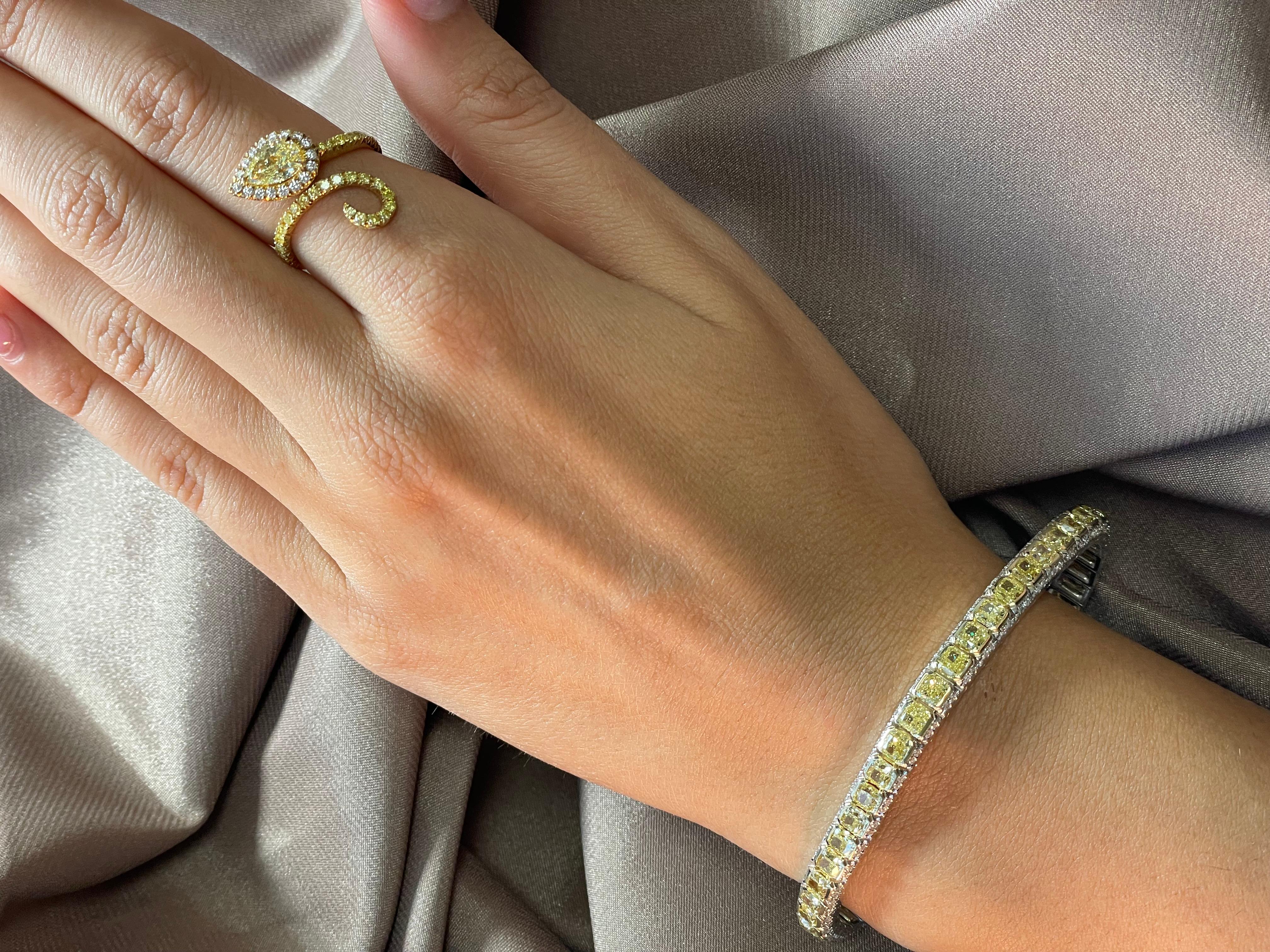 Voici un bracelet exquis en diamant jaune d'un poids total de 11,77 carats, un véritable chef-d'œuvre. Ce superbe bracelet est réalisé de manière experte en or blanc et jaune 18 carats et met en valeur 46 diamants jaunes taille coussin