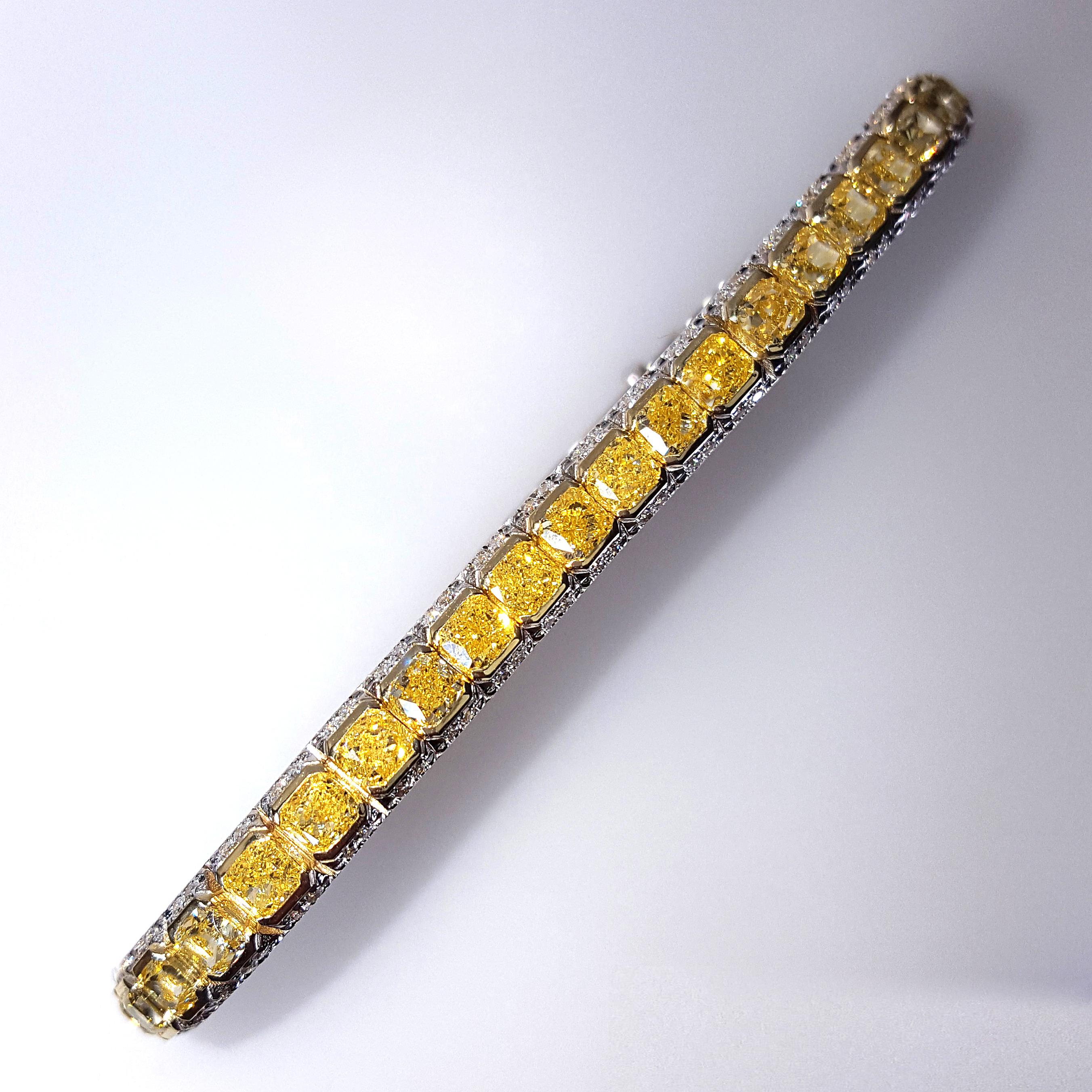 Taille coussin Bracelet en or blanc et jaune 18 carats avec diamants jaunes et blancs d'un peu moins de 13 carats. en vente