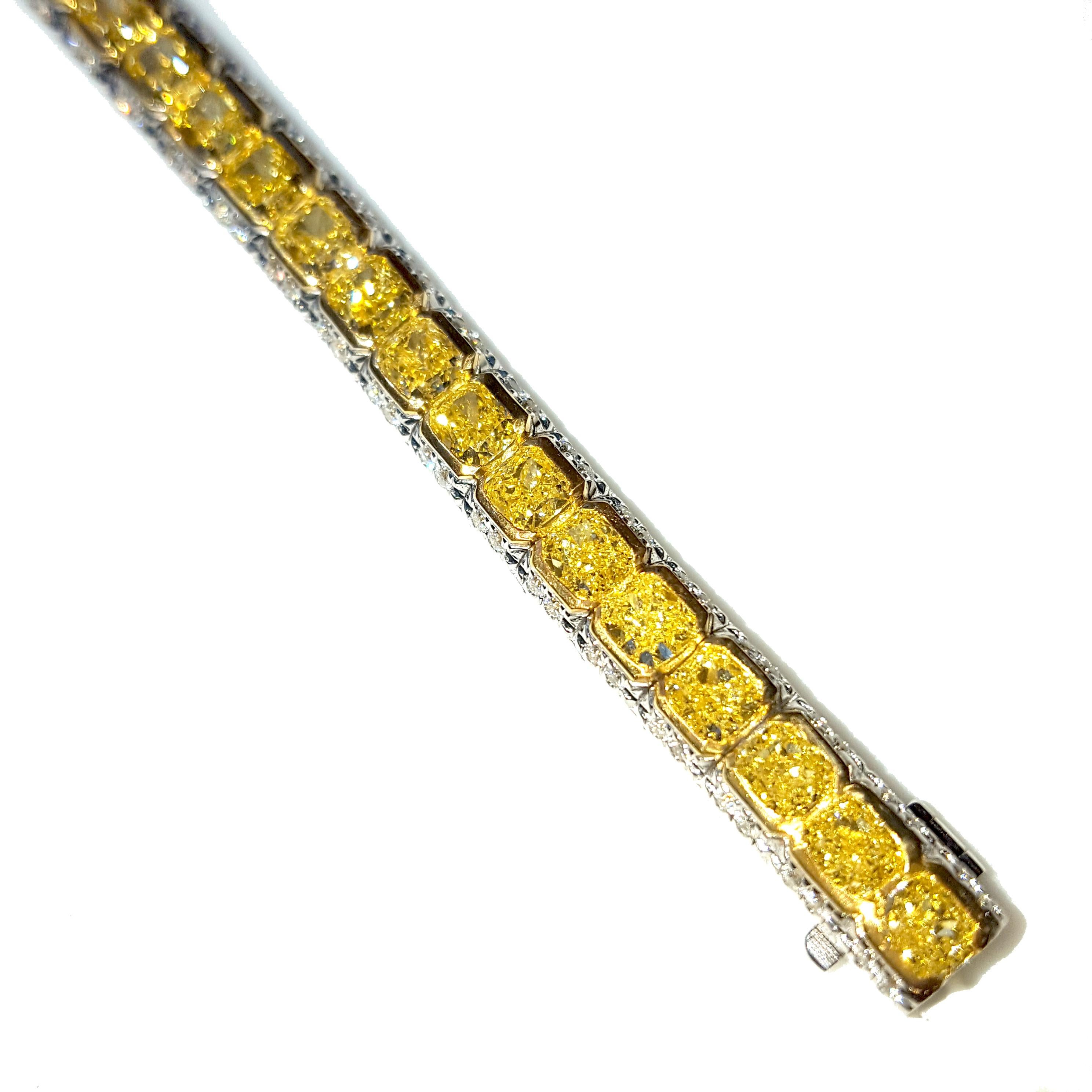 Bracelet en or blanc et jaune 18 carats avec diamants jaunes et blancs d'un peu moins de 13 carats. en vente 1