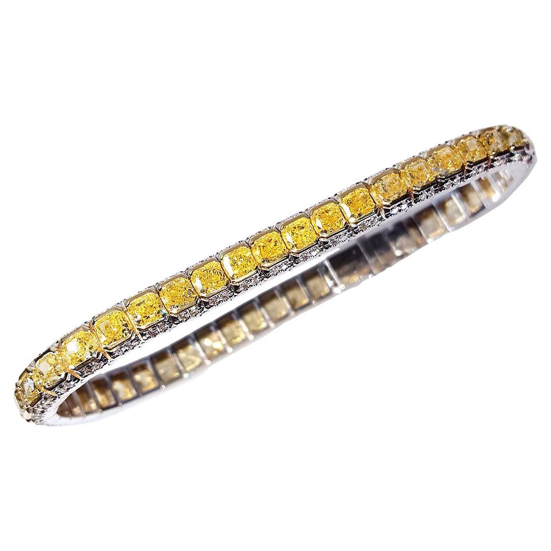 Bracelet en or blanc et jaune 18 carats avec diamants jaunes et blancs d'un peu moins de 13 carats. en vente