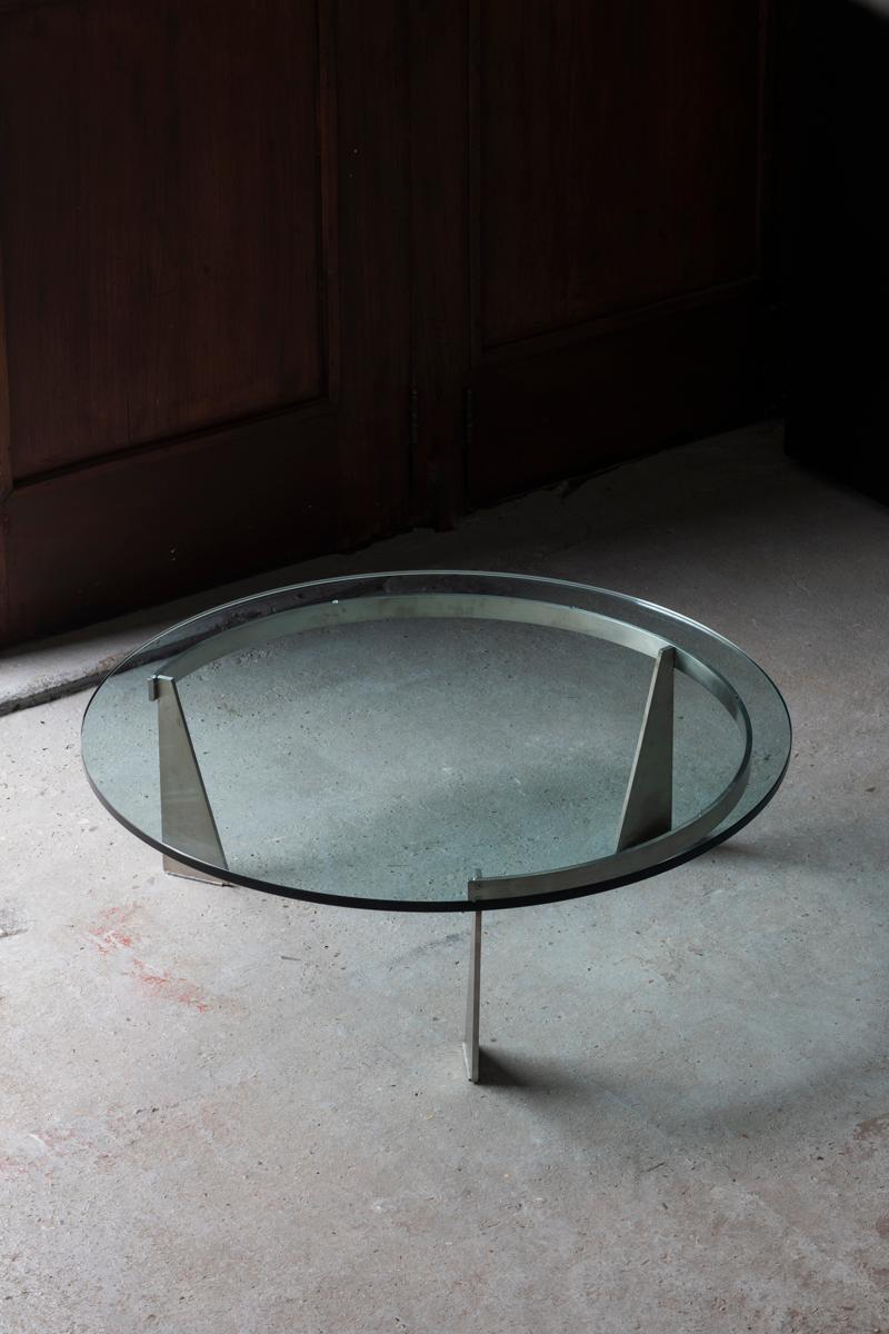 Coffee table, model G3, designed by Just Van Beek and produced by Metaform in Holland in the late 1970’s. The trapezoid stainless steel feet are holding a thick 2 cm round glass top. In very good condition.

H: 37 cm
W: 110 cm
D: 110 cm
