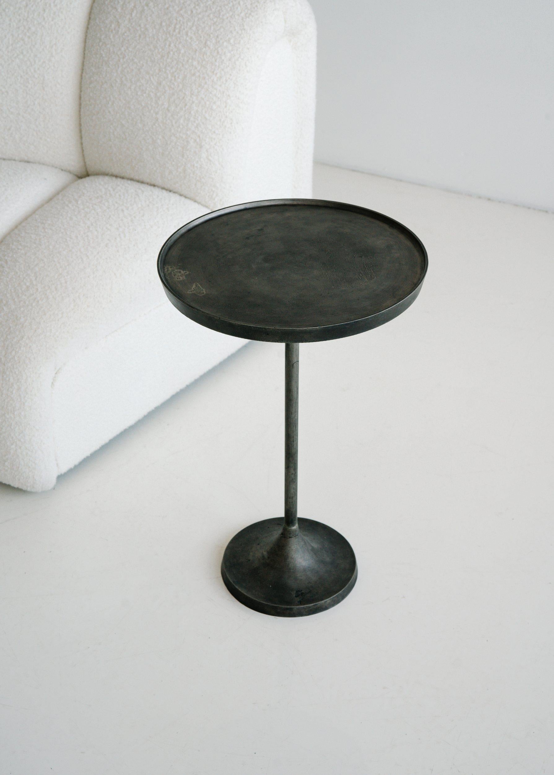 Just Where You Need It Table (table en métal moulé) Neuf - En vente à Chicago, IL
