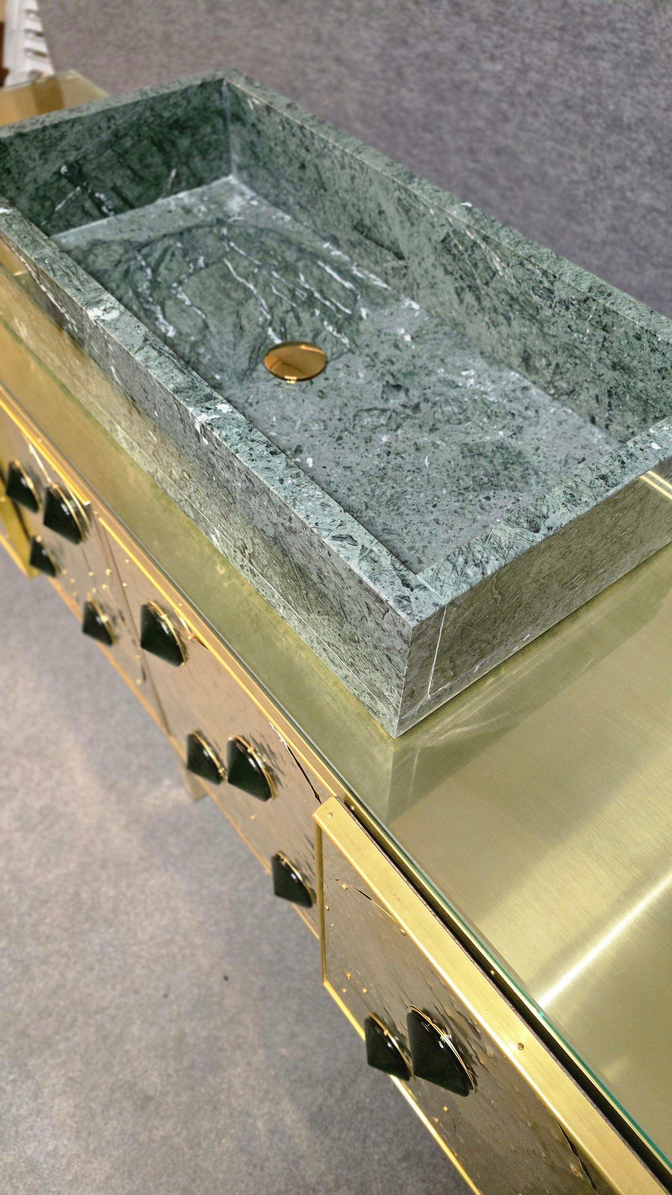 Justfurnituress Meuble-lavabo en laiton avec verre de Murano et lavabo en marbre Guatemala Verde en vente 3