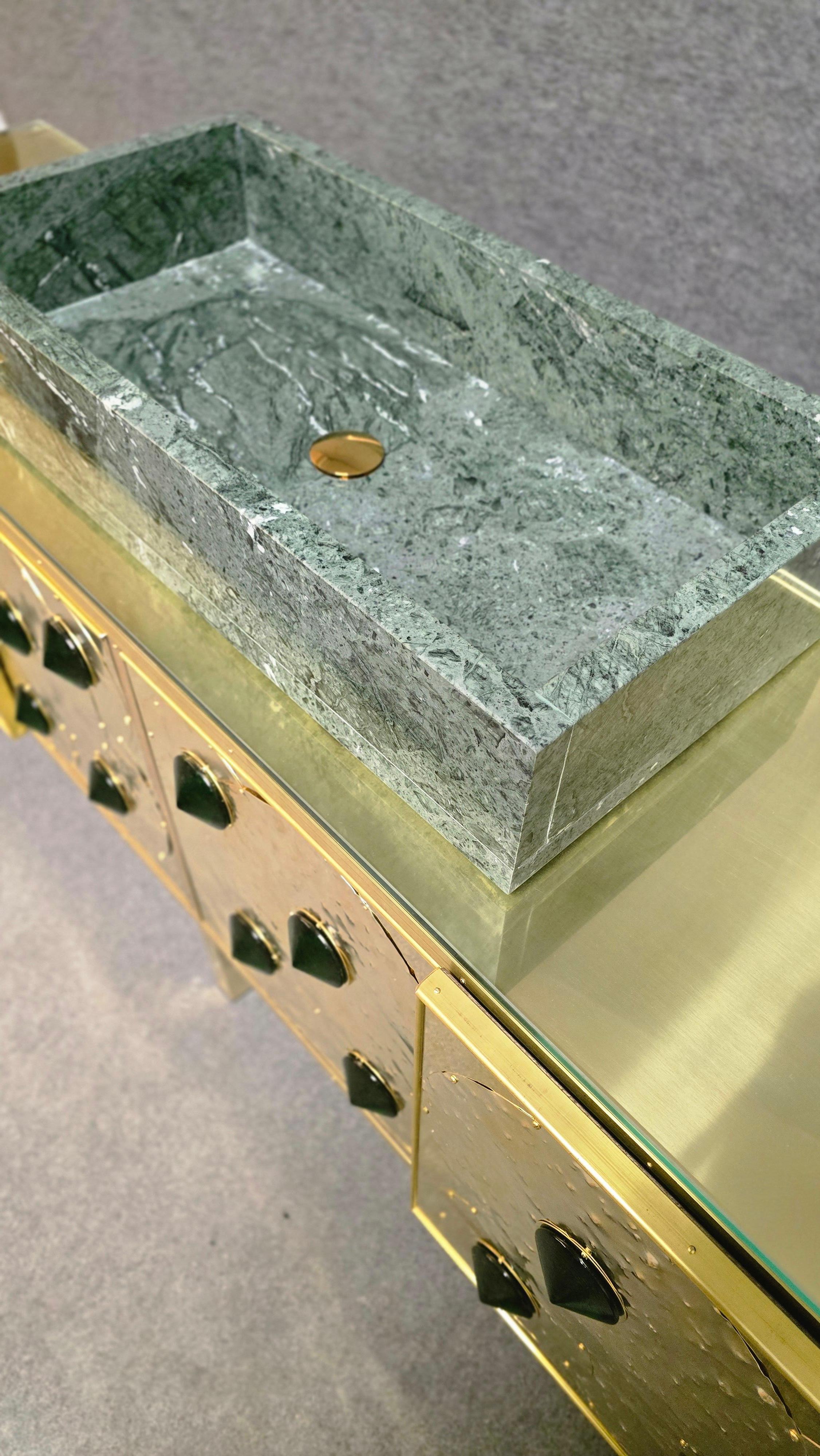 Justfurnituress Meuble-lavabo en laiton avec verre de Murano et lavabo en marbre Guatemala Verde en vente 6