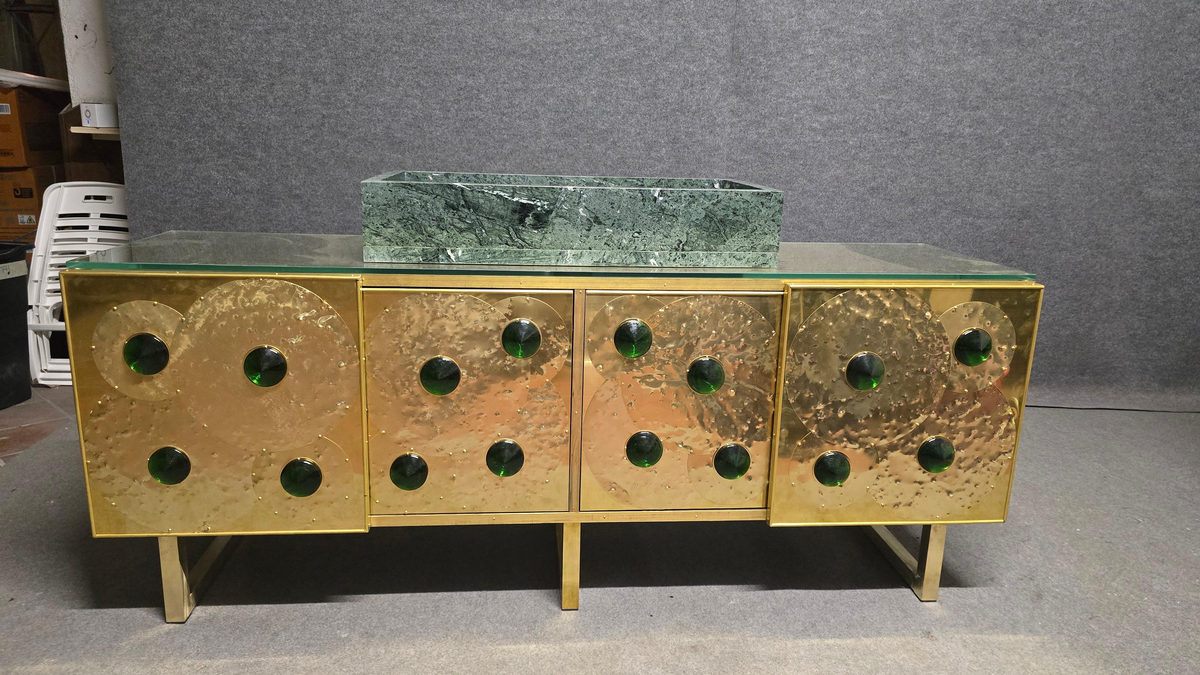 Mid-Century Modern Justfurnituress Meuble-lavabo en laiton avec verre de Murano et lavabo en marbre Guatemala Verde en vente