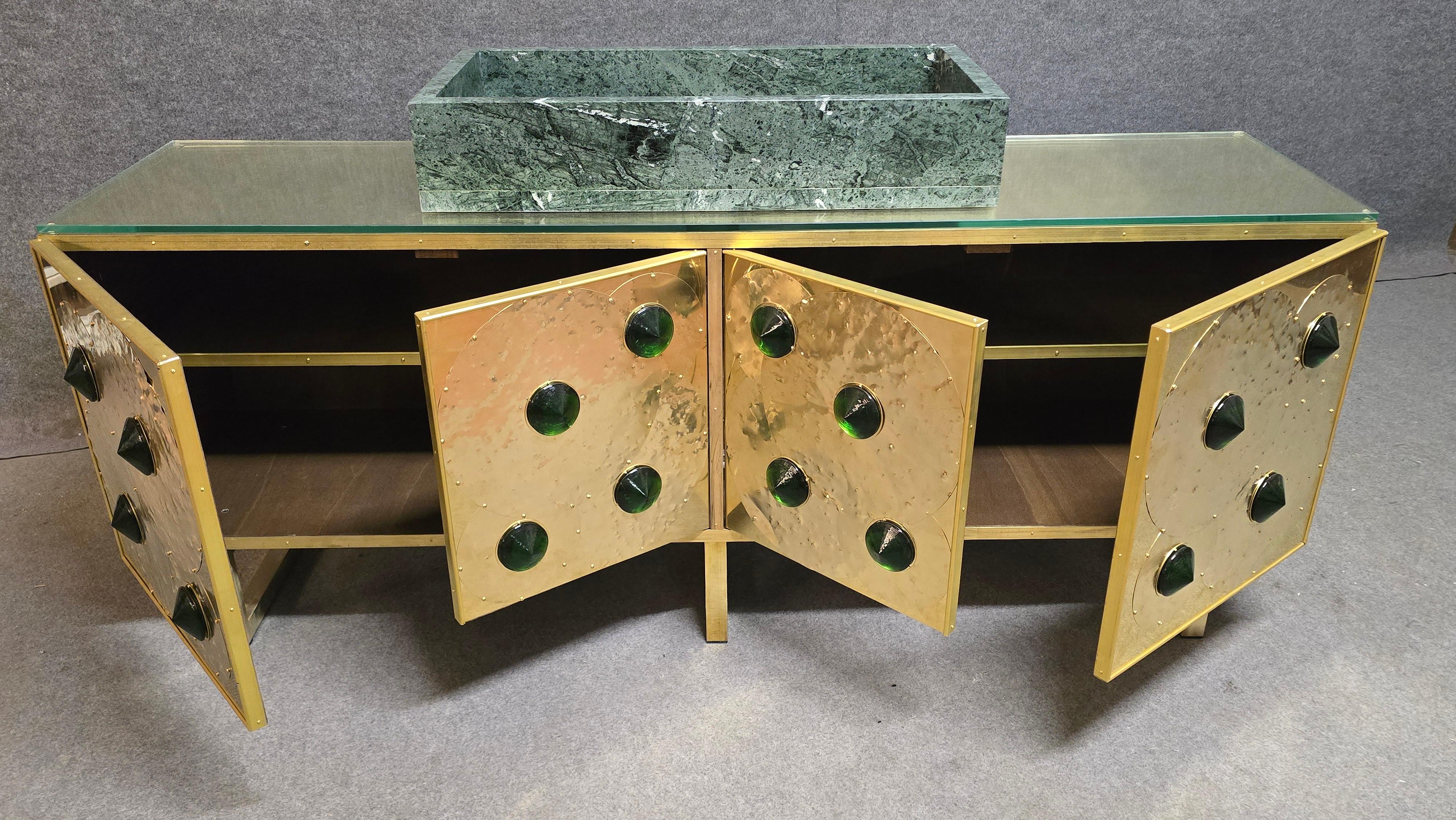 italien Justfurnituress Meuble-lavabo en laiton avec verre de Murano et lavabo en marbre Guatemala Verde en vente