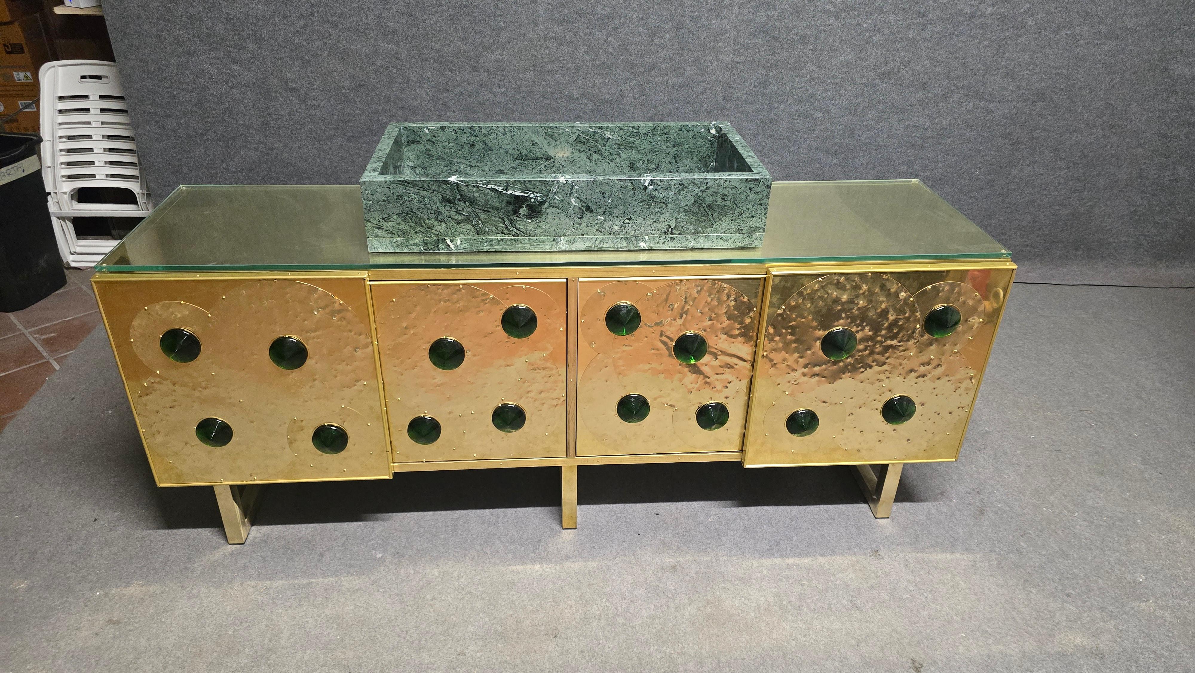 Cuit Justfurnituress Meuble-lavabo en laiton avec verre de Murano et lavabo en marbre Guatemala Verde en vente