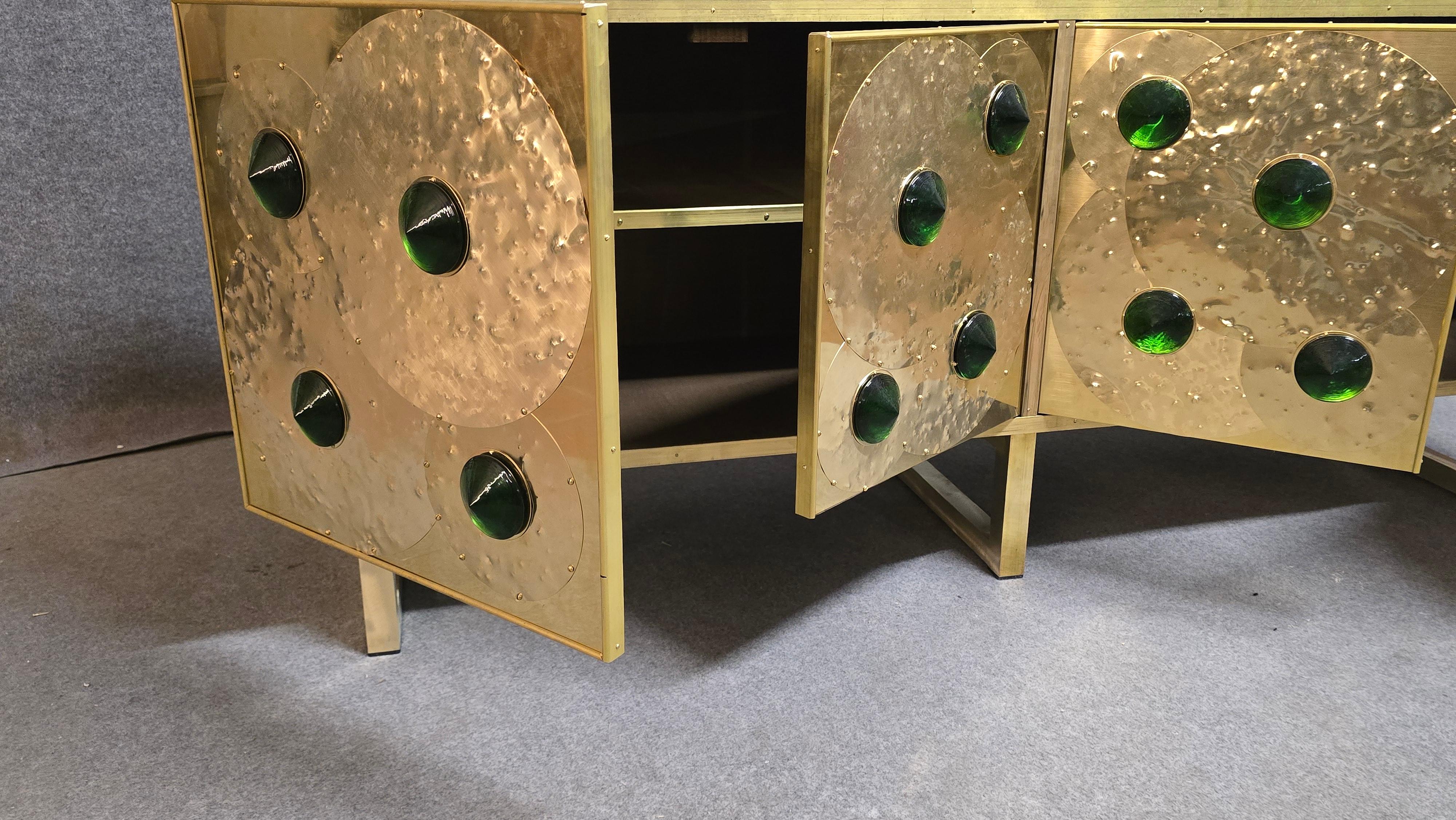 Justfurnituress Meuble-lavabo en laiton avec verre de Murano et lavabo en marbre Guatemala Verde Neuf - En vente à Guazzora, IT