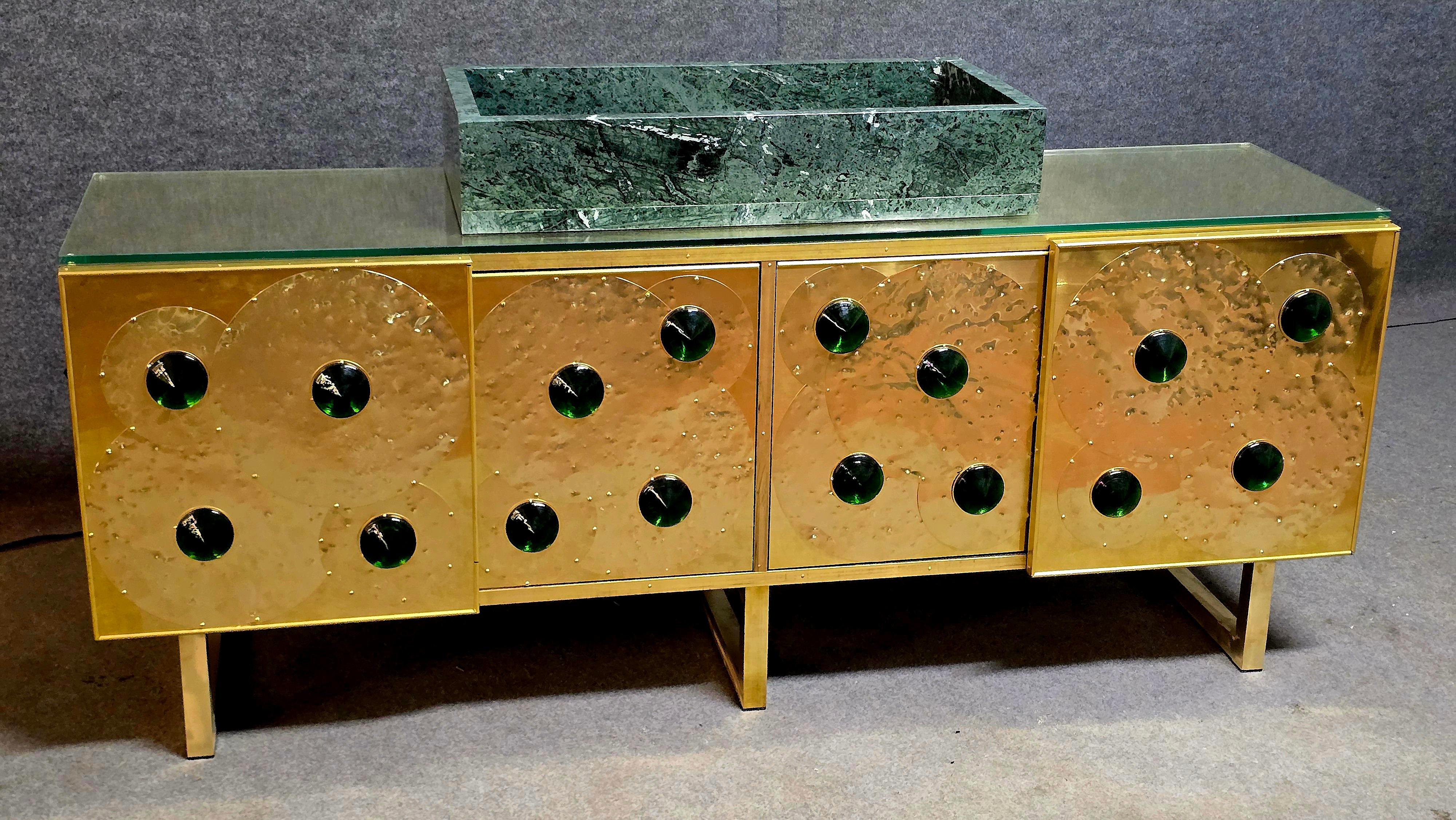 Laiton Justfurnituress Meuble-lavabo en laiton avec verre de Murano et lavabo en marbre Guatemala Verde en vente