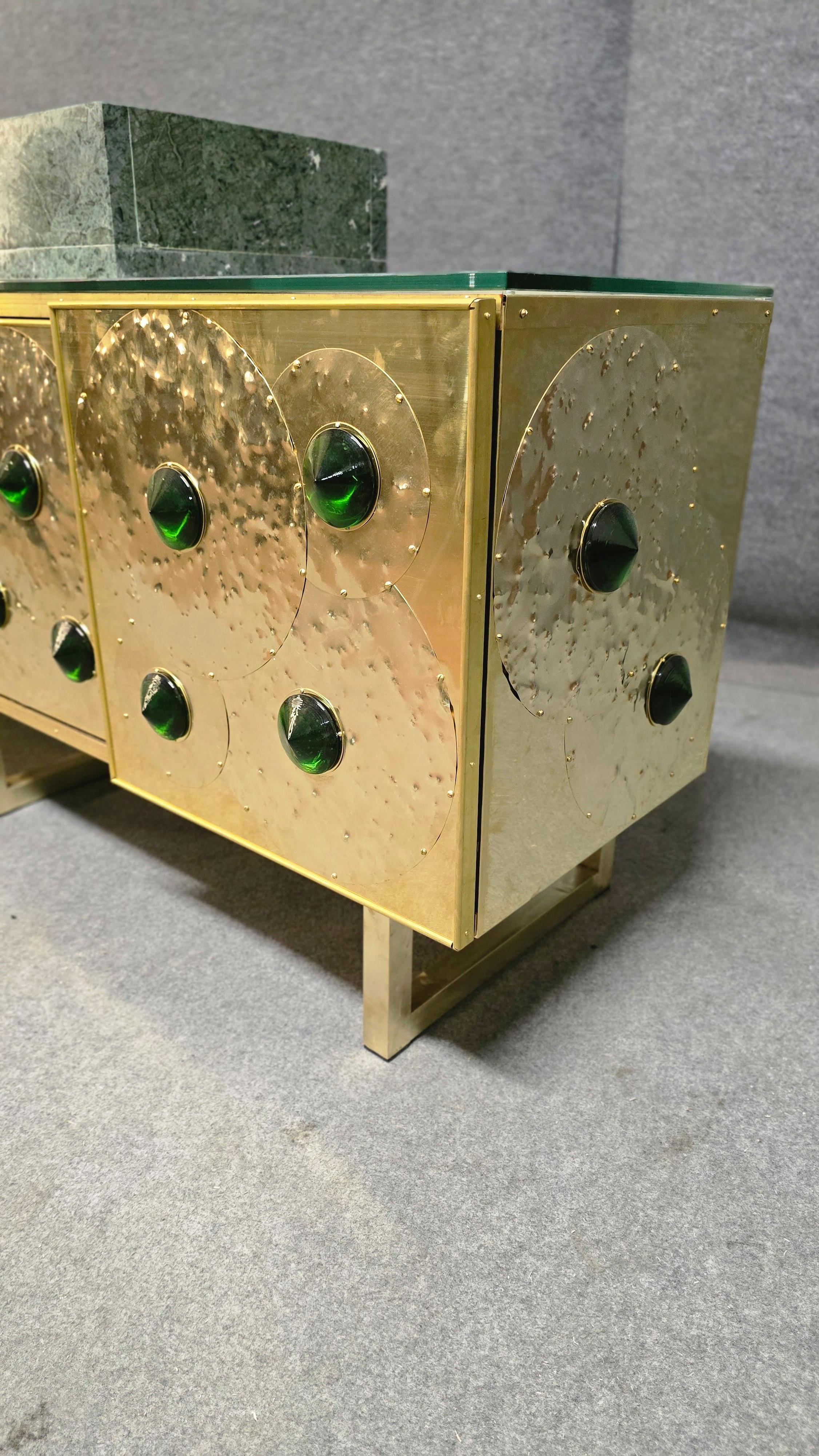 Justfurnituress Meuble-lavabo en laiton avec verre de Murano et lavabo en marbre Guatemala Verde en vente 1