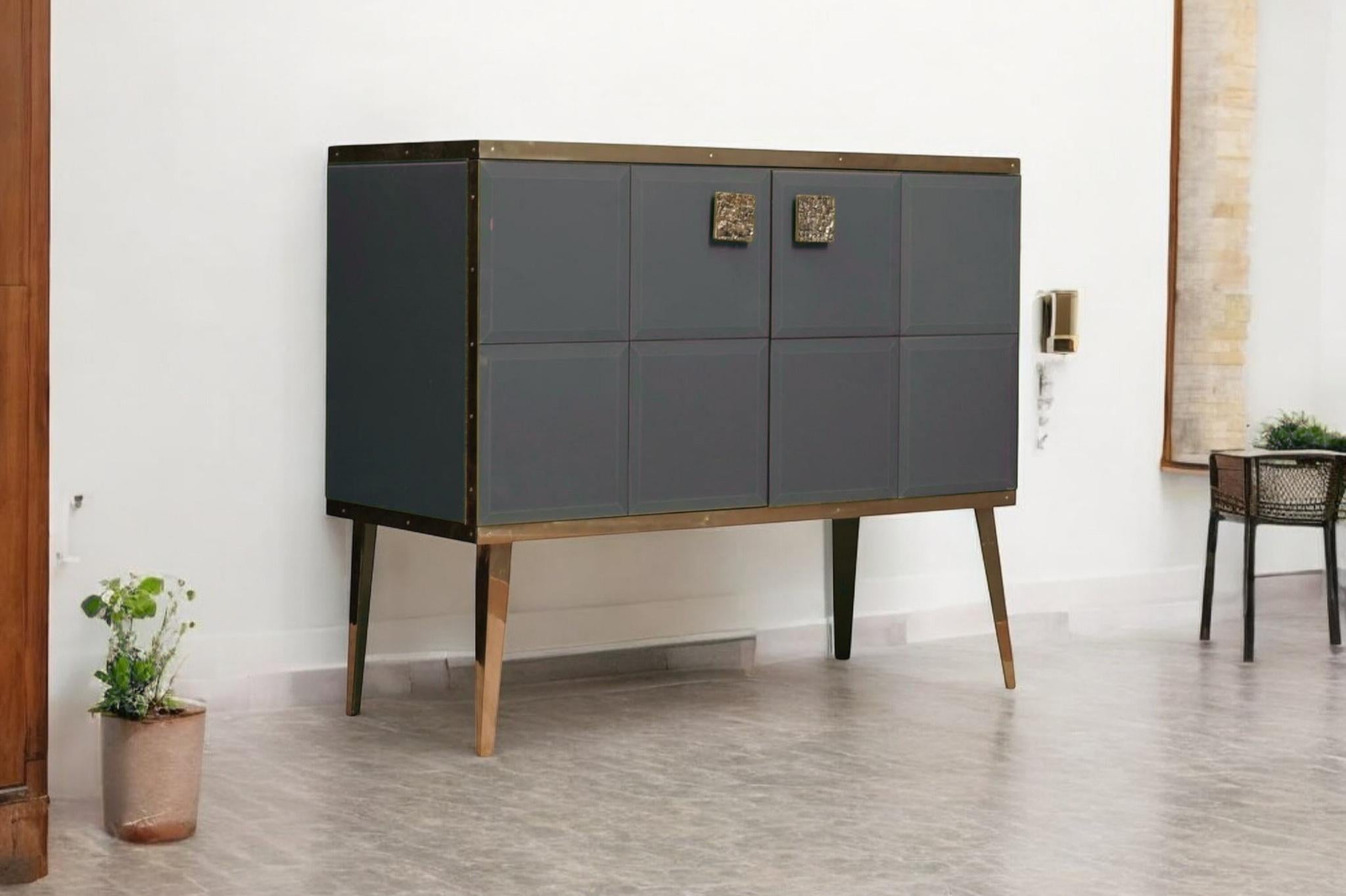 Moderno Justfurnituress Masterpiece Luxury Bar Cabinet Handmade Decorated Glass in vendita