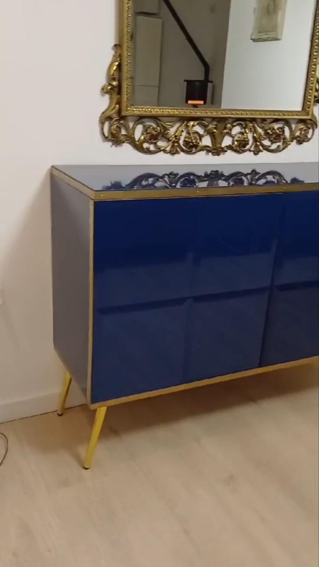 Aparador JustFurnituress: cristal azul zafiro, marco de latón, diseño de lujo en Nuevo estado para la venta en Guazzora, IT