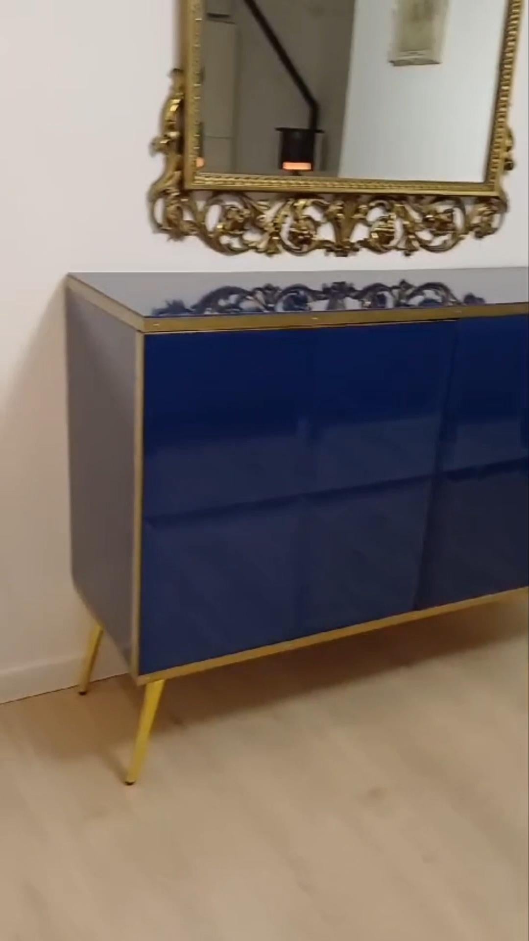 Aparador JustFurnituress: cristal azul zafiro, marco de latón, diseño de lujo Latón en venta
