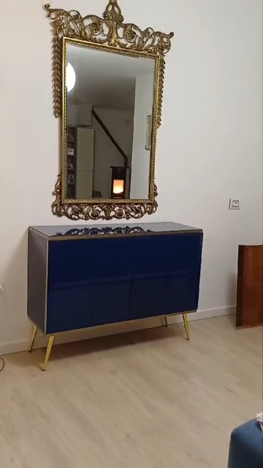 Aparador JustFurnituress: cristal azul zafiro, marco de latón, diseño de lujo en venta 1