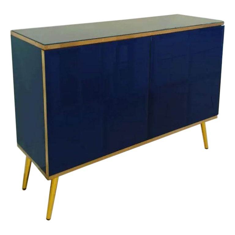 JustFurnituress Sideboard: saphirblaues Glas, Messingrahmen, luxuriöses Design