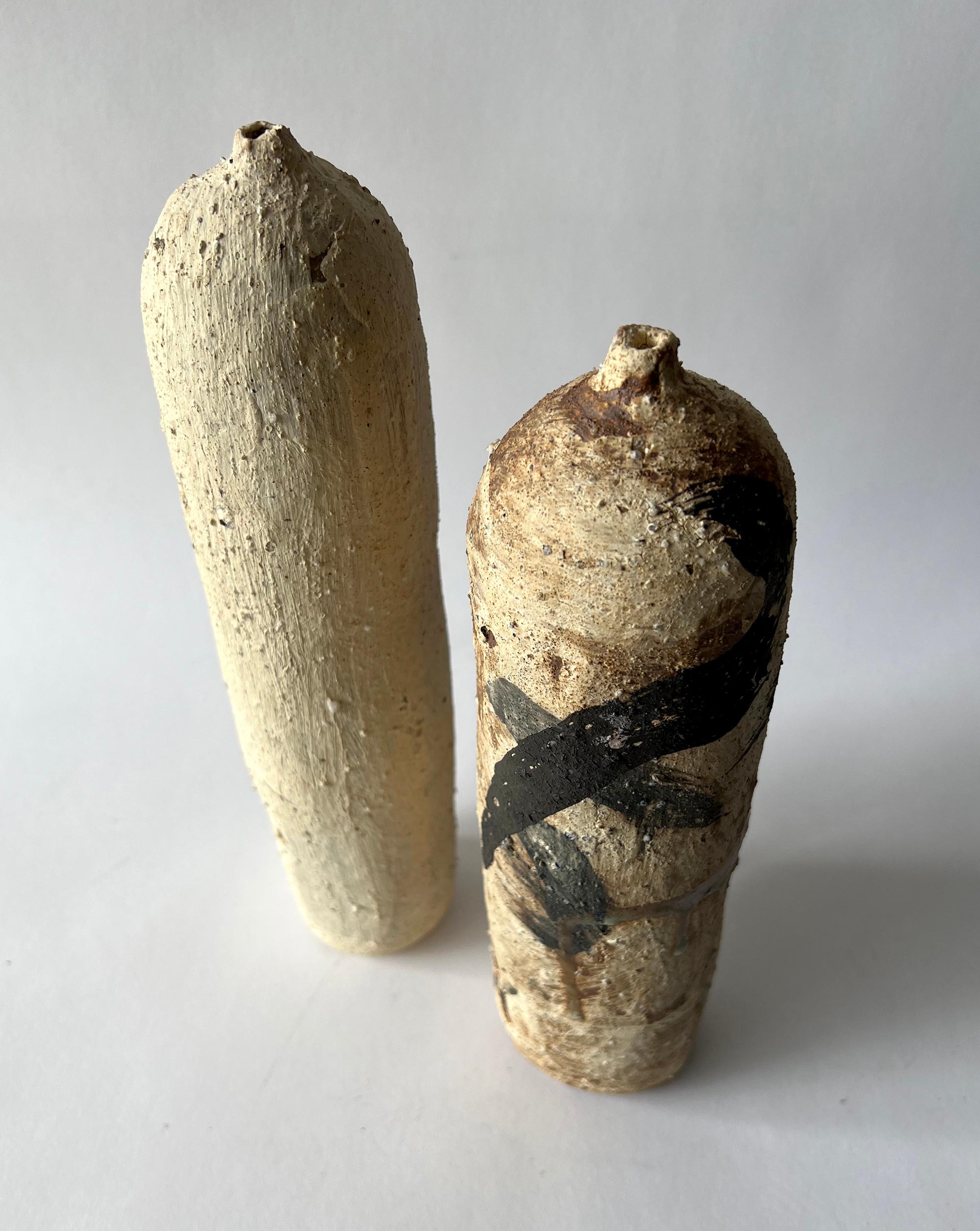 Vases bouteilles cylindriques de style japonais contemporain Shigaraki créés par l'artiste Justin Hoffman de la baie de San Francisco. Les bouteilles ont une hauteur de 11,75