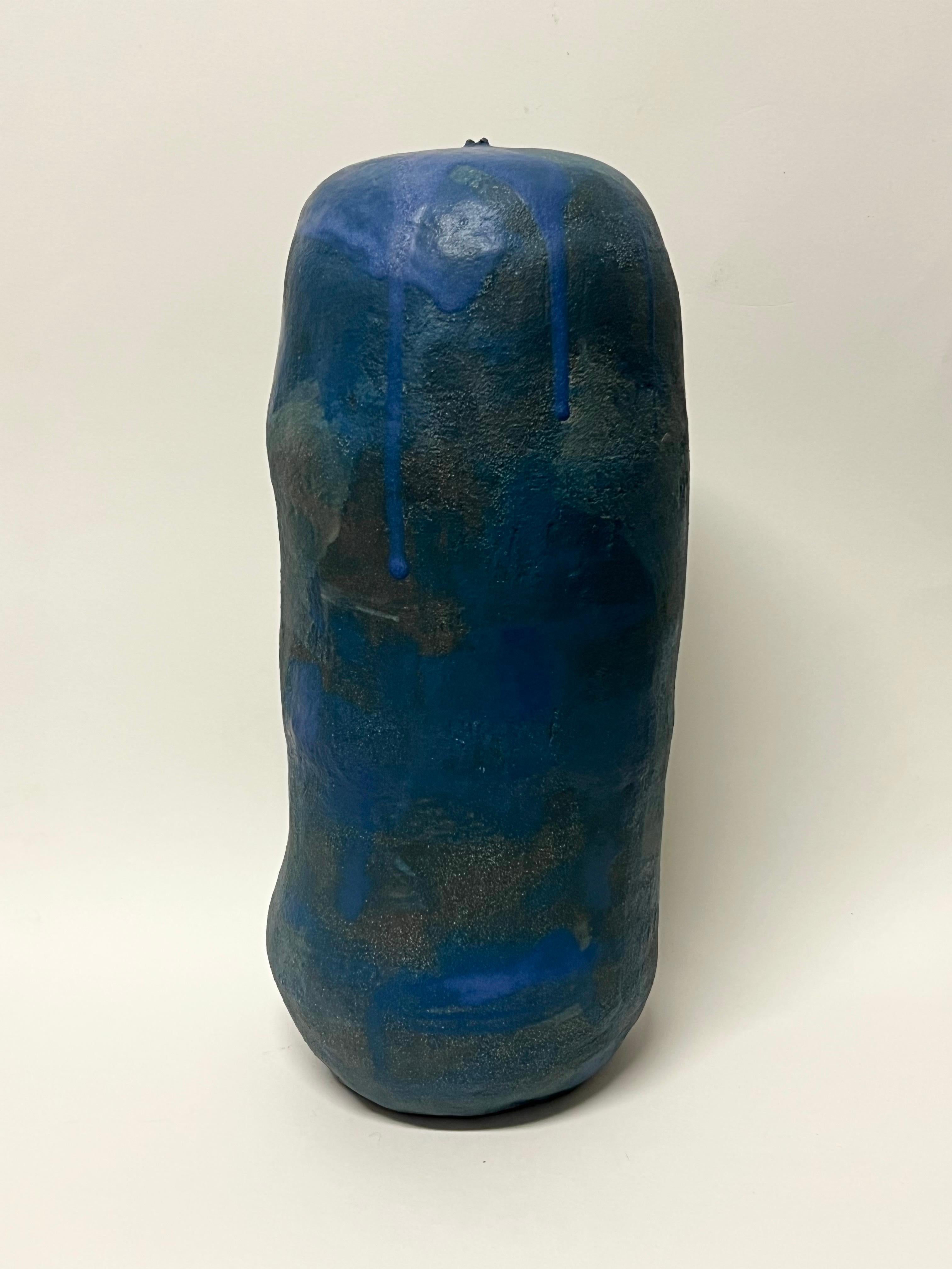Gran vasija abstracta de cerámica n.º 3 con intensos tonos azules, del artista del Área de la Bahía, Justin Hoffman, hacia 2021. Hoffman (1974) es una ceramista y pintora estadounidense afincada en la bahía de San Francisco. Su obra oscila