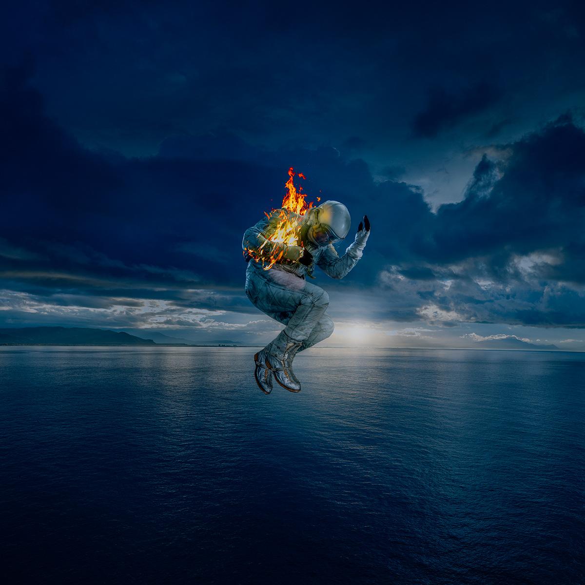 Justin Lister Color Photograph – Kosmonautenfeuer