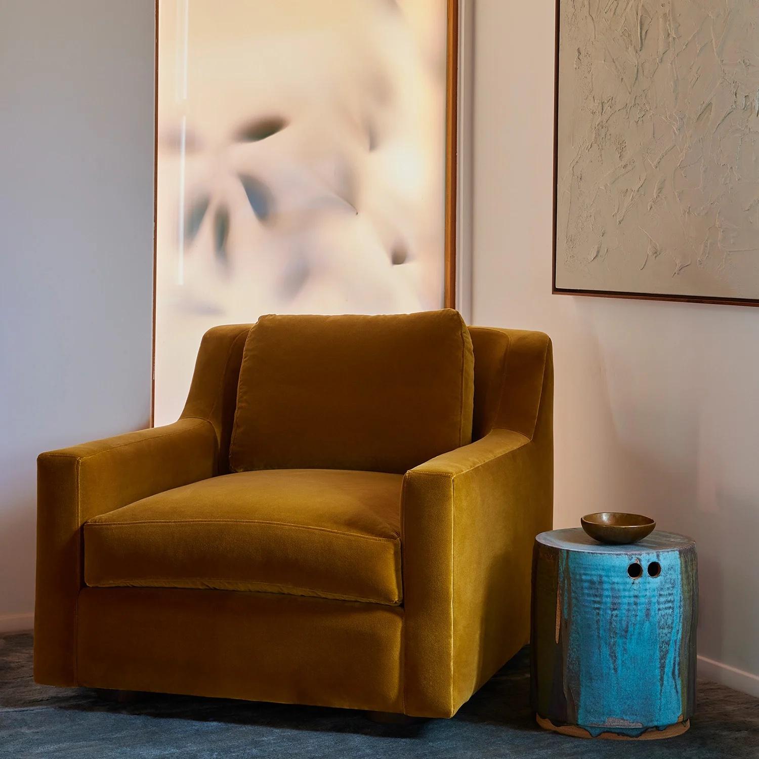 La chaise longue Justine fait partie de la collection collaborative avec le designer d'intérieur Brian Paquette. La chaise longue Justine est entièrement rembourrée et présente une silhouette sculpturale épurée. Disponible avec une base